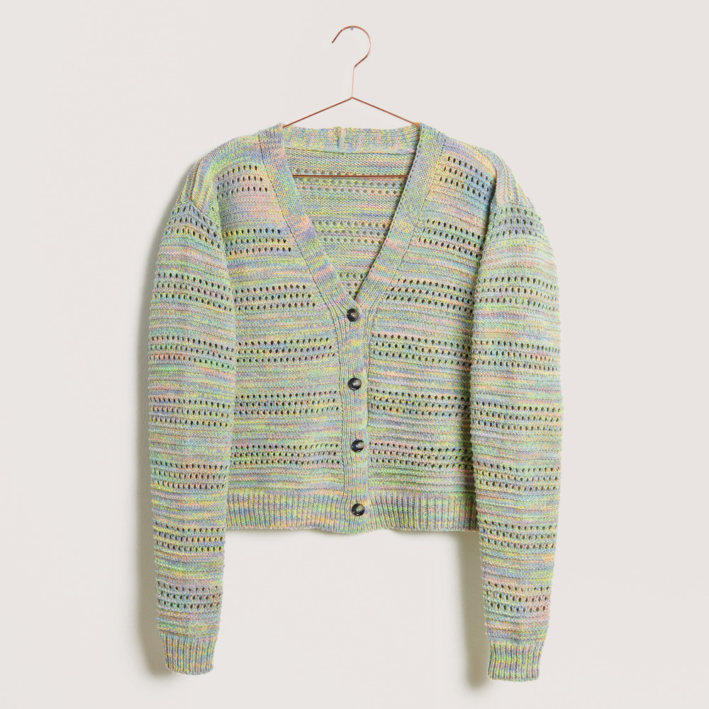 Strickjacke auf grauem Hintergrund – zum Strickset