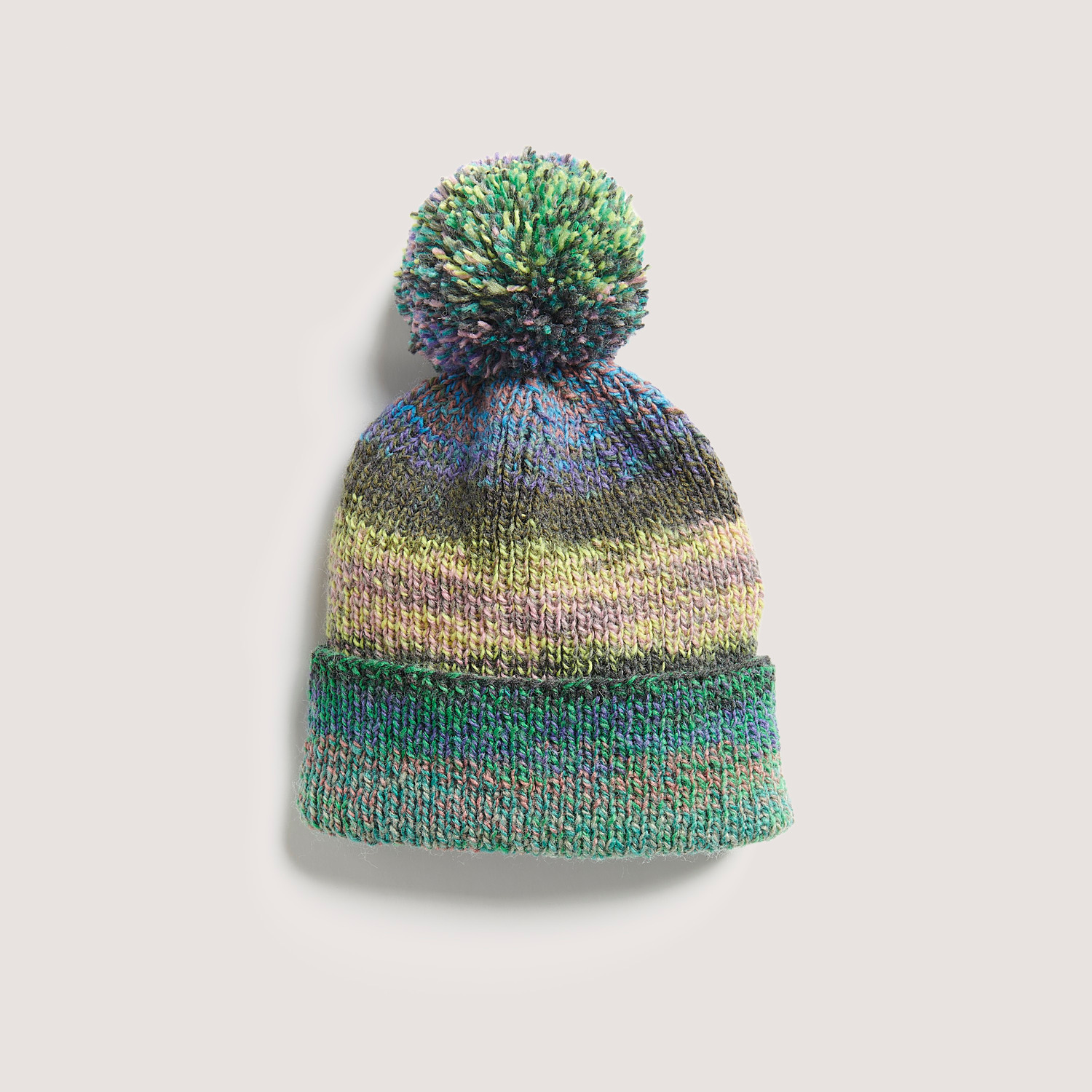 Strickset Mütze Modell 07 aus Rico Kids 13: Bunte Strickmütze mit Bommel in Grün- und Blautönen, ideal für Kinder.