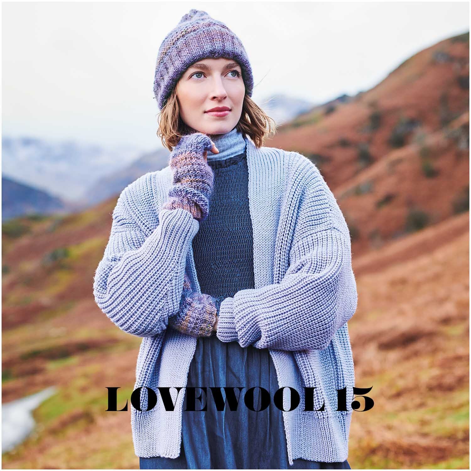 Creative Alpaca Melange aran: Frau in gestrickter Winterkleidung mit Mütze und Handschuhen in Berglandschaft.