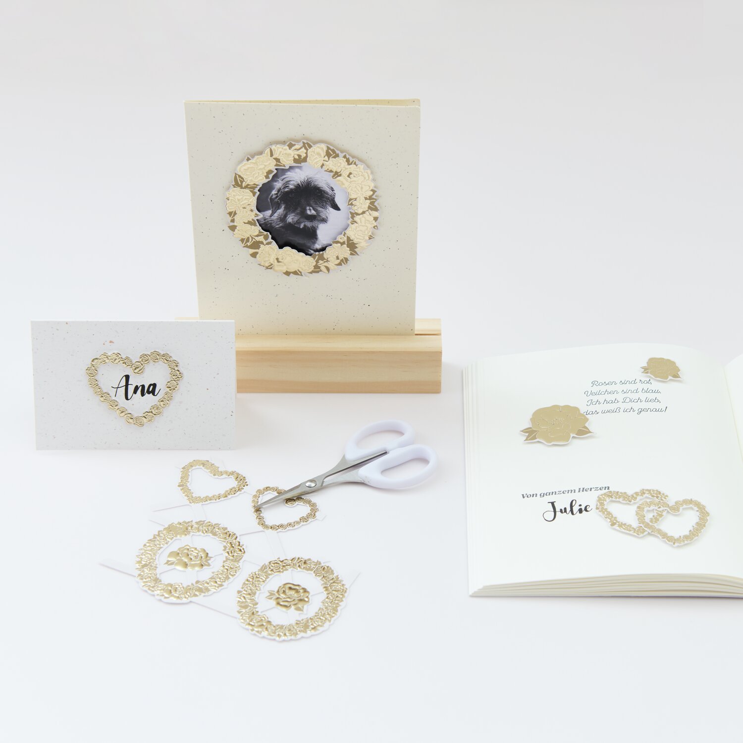Paper Poetry Glanzbilder Frames Gold: Kreatives Set mit goldenen Rahmen und Herzen von Rico Design, ideal für personalisierte Karten und Alben.