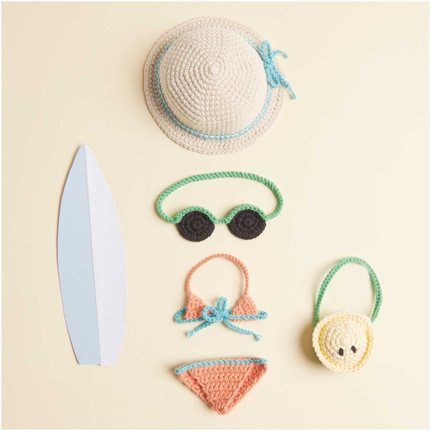 Ricorumi Dollies Holiday Girlfriends: Sommer-Accessoires-Set mit Hut, Bikini, Tasche und Surfbrett. Ideal für kreative Bastelprojekte.