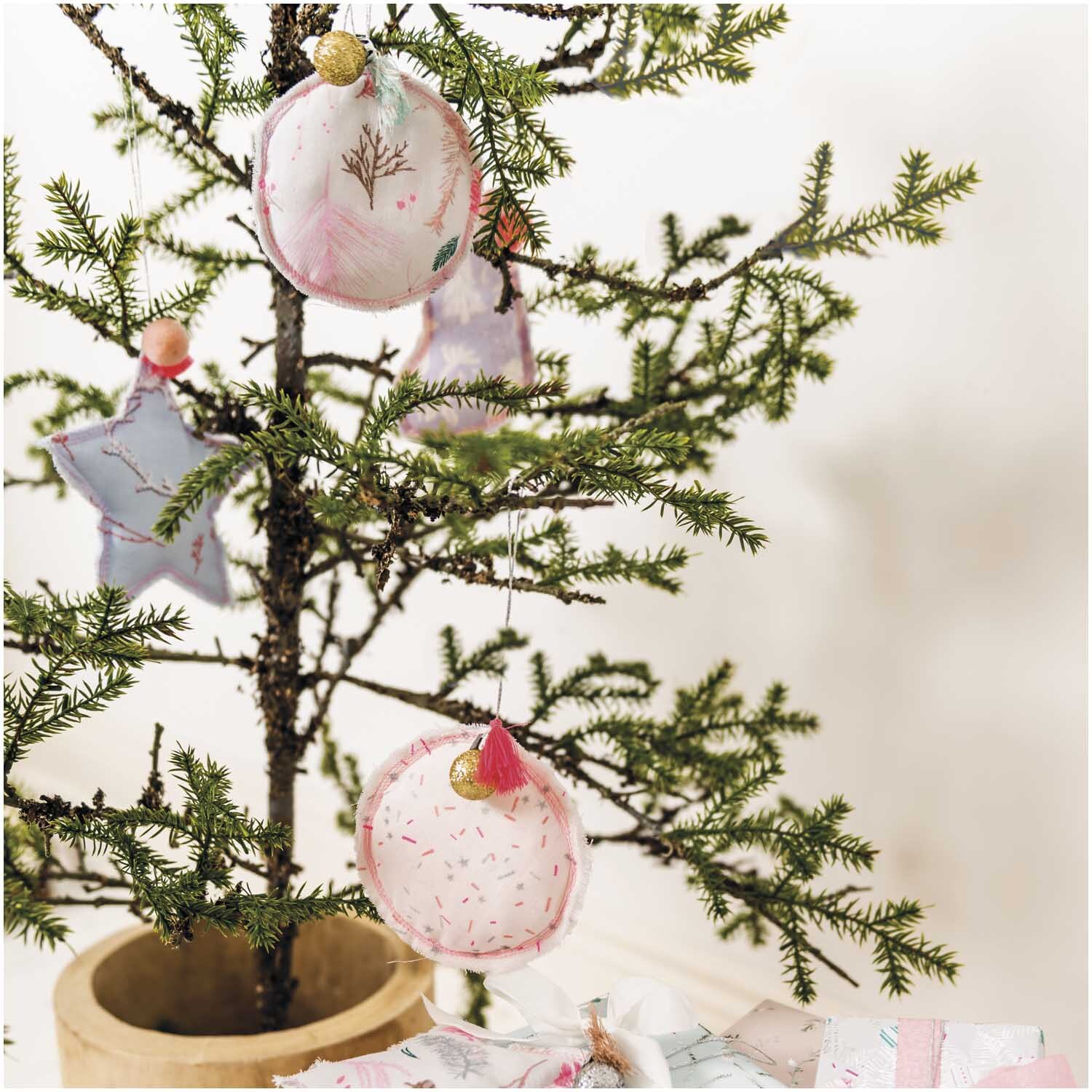 Musselin-Druckstoff Nostalgic Christmas zeigt zarte rosa Streifen auf einem dekorierten Weihnachtsbaum.