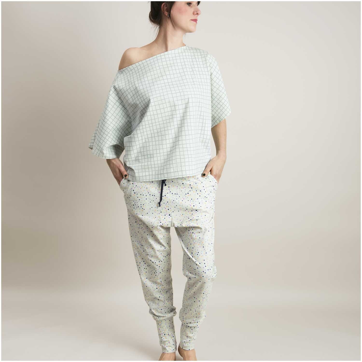 Druckstoff Crafted Nature Punkte grau-grün metallic 140cm: Frau in lässigem Outfit mit gepunktetem Muster.
