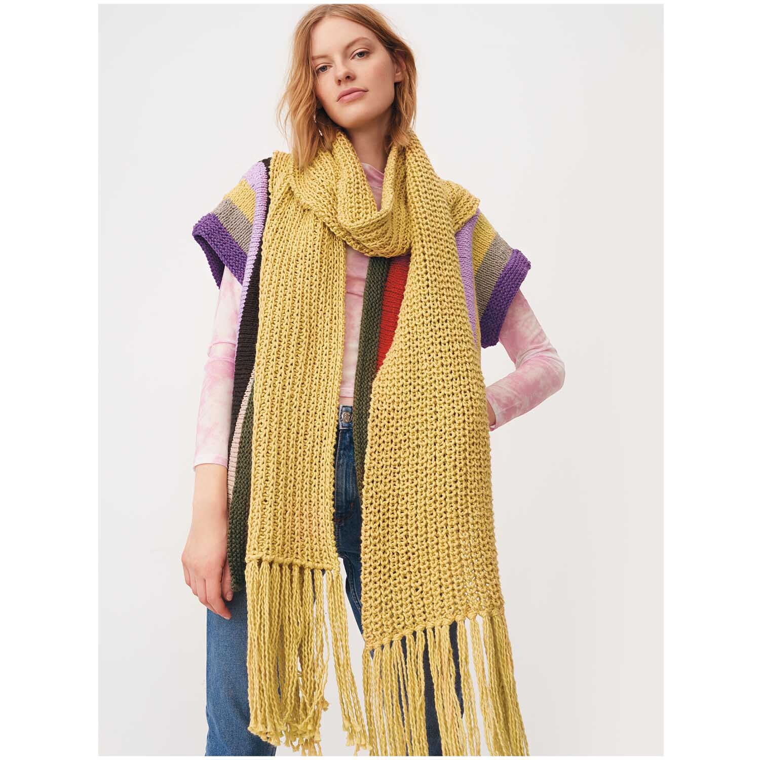 Creative So Cool + So Soft Cotton chunky Schal in Gelb, gestrickt aus Rico Design Wolle, getragen von einer Frau.