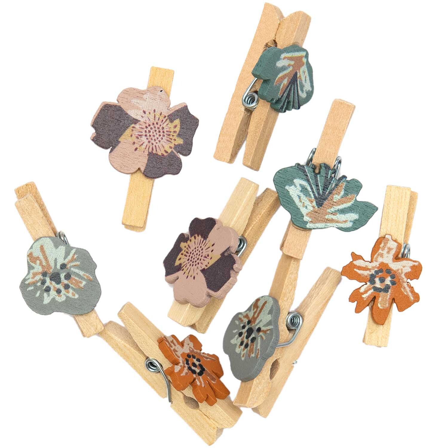 Dekoklammern Blüte 8 Stück von Rico Design, verziert mit bunten Blumenmotiven auf Holzklammern.