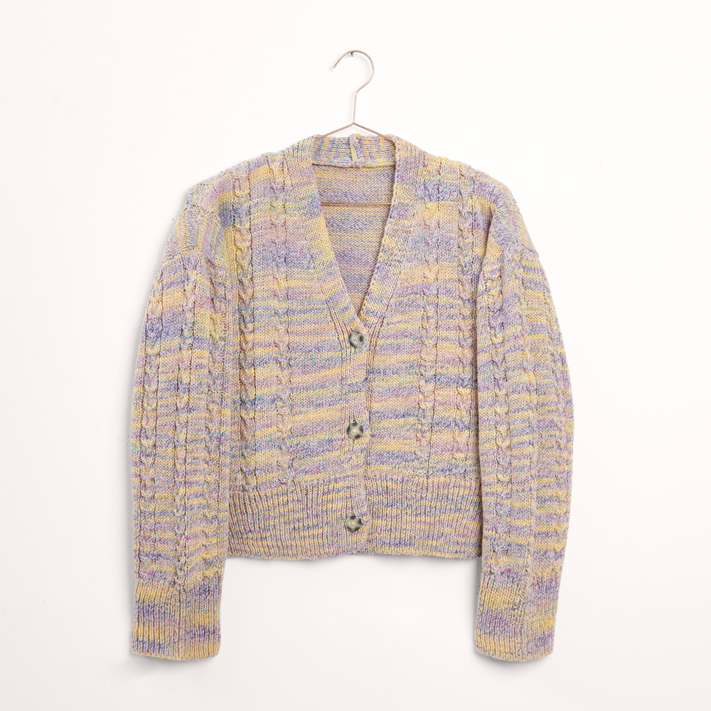 Strickjacke auf grauem Hintergrund – zum Strickset