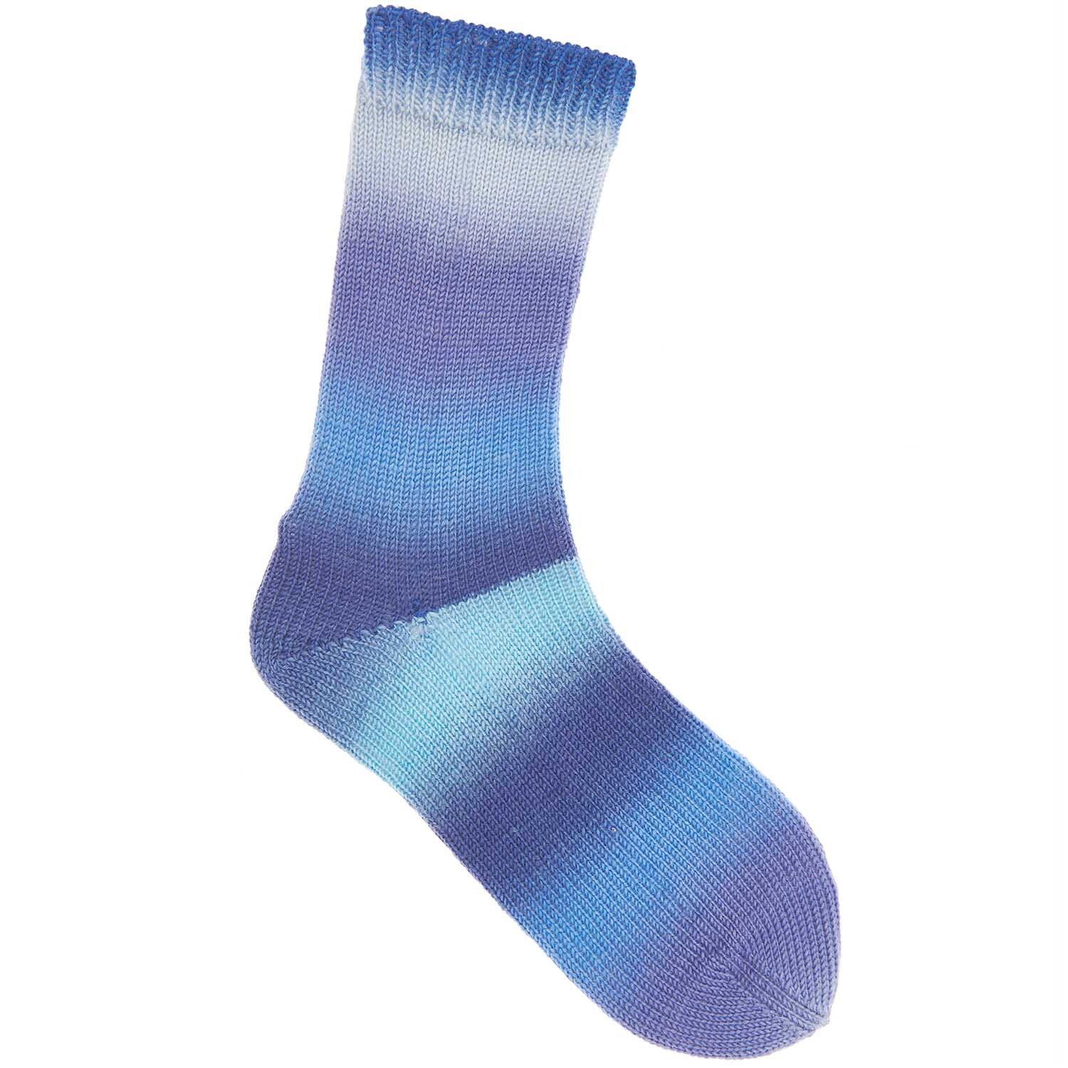 Superba Twirl 4fädig: Ein gestrickter Socken in Blautönen von Rico Design, 100g 390m, zeigt sanfte Farbverläufe.