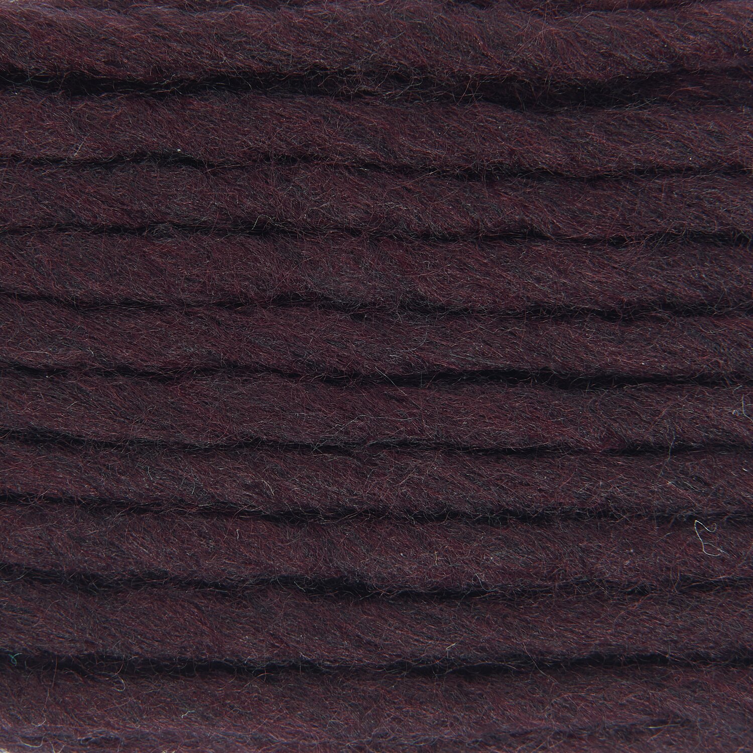 Essentials Super super chunky Wolle in weinrot von Rico Design, 100g, 90m, ideal für Strickprojekte.