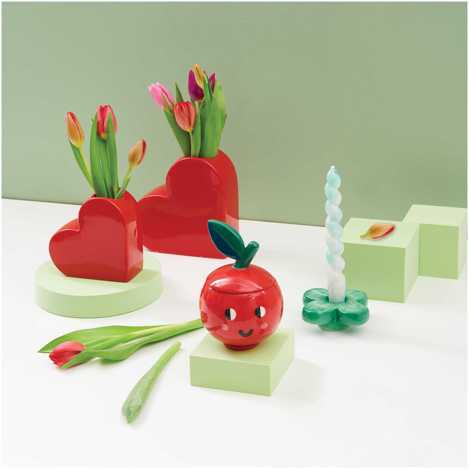 Keramik Vase Herz klein 12x5,5x12cm mit Tulpen, rote Farbe, von Rico Design, auf grünem Hintergrund.