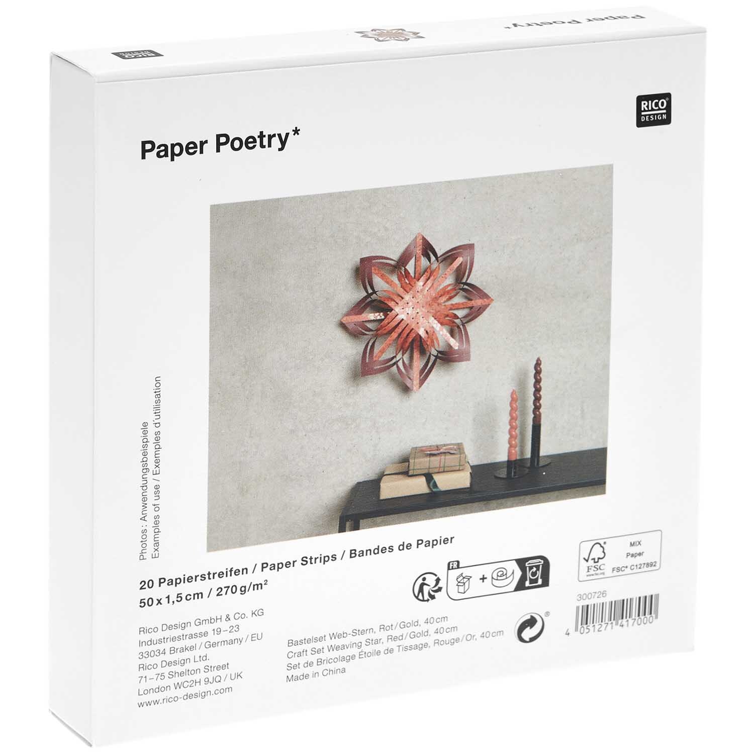 Paper Poetry Web-Stern Größe M 270g/m2 in Rot/Bordeaux von Rico Design, dekorativ an einer Wand hängend, neben Kerzen und Büchern.