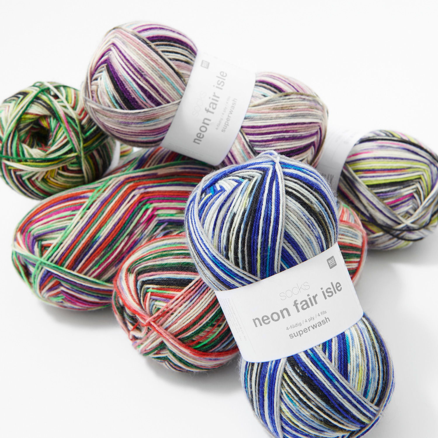 Socks Neon Fair Isle 4-fädig: Bunte Wollknäuel in lebhaften Farben, ideal für kreative Strickprojekte.