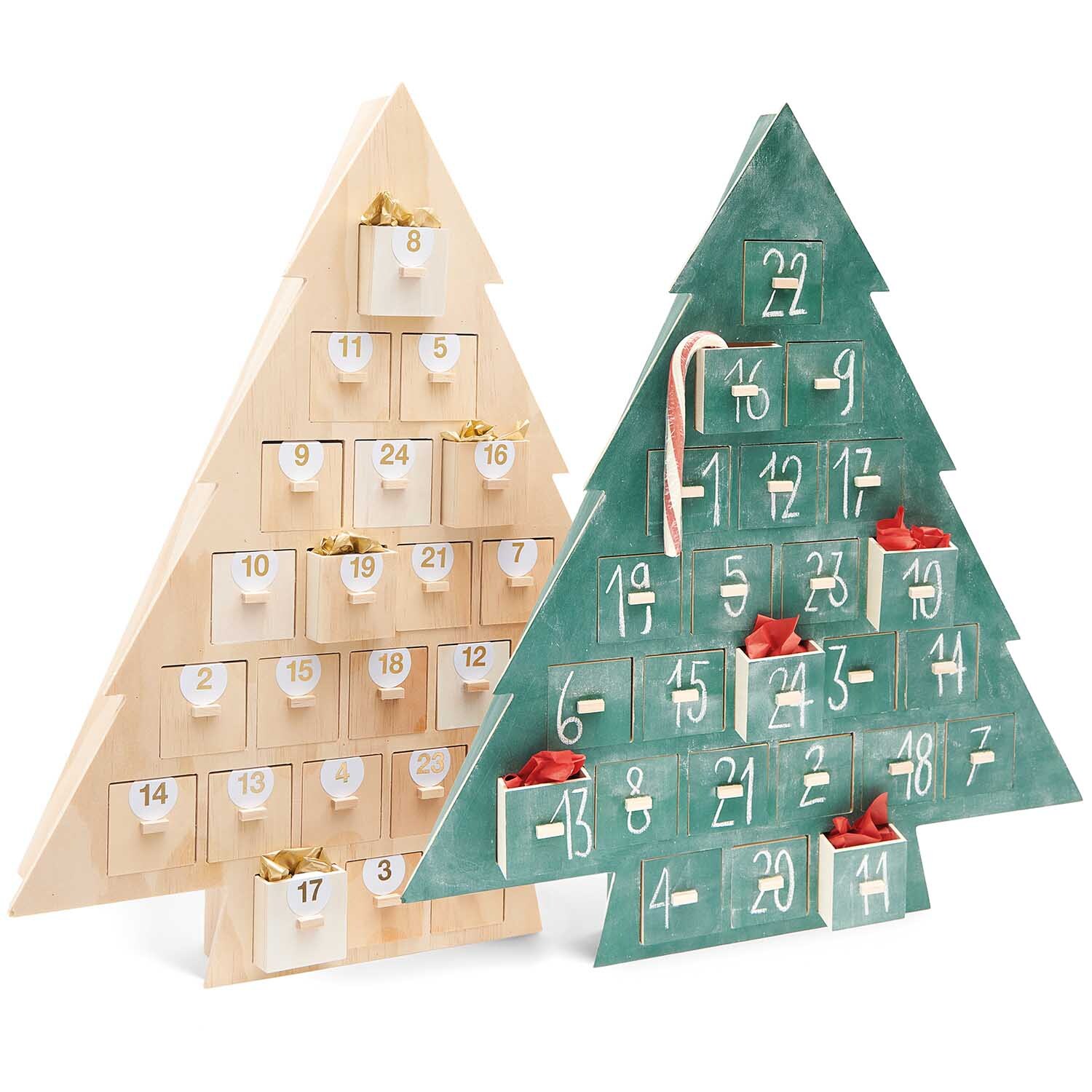 Adventskalender Tanne aus Holz mit 24 nummerierten Fächern, in Natur- und Grüntönen gestaltet.