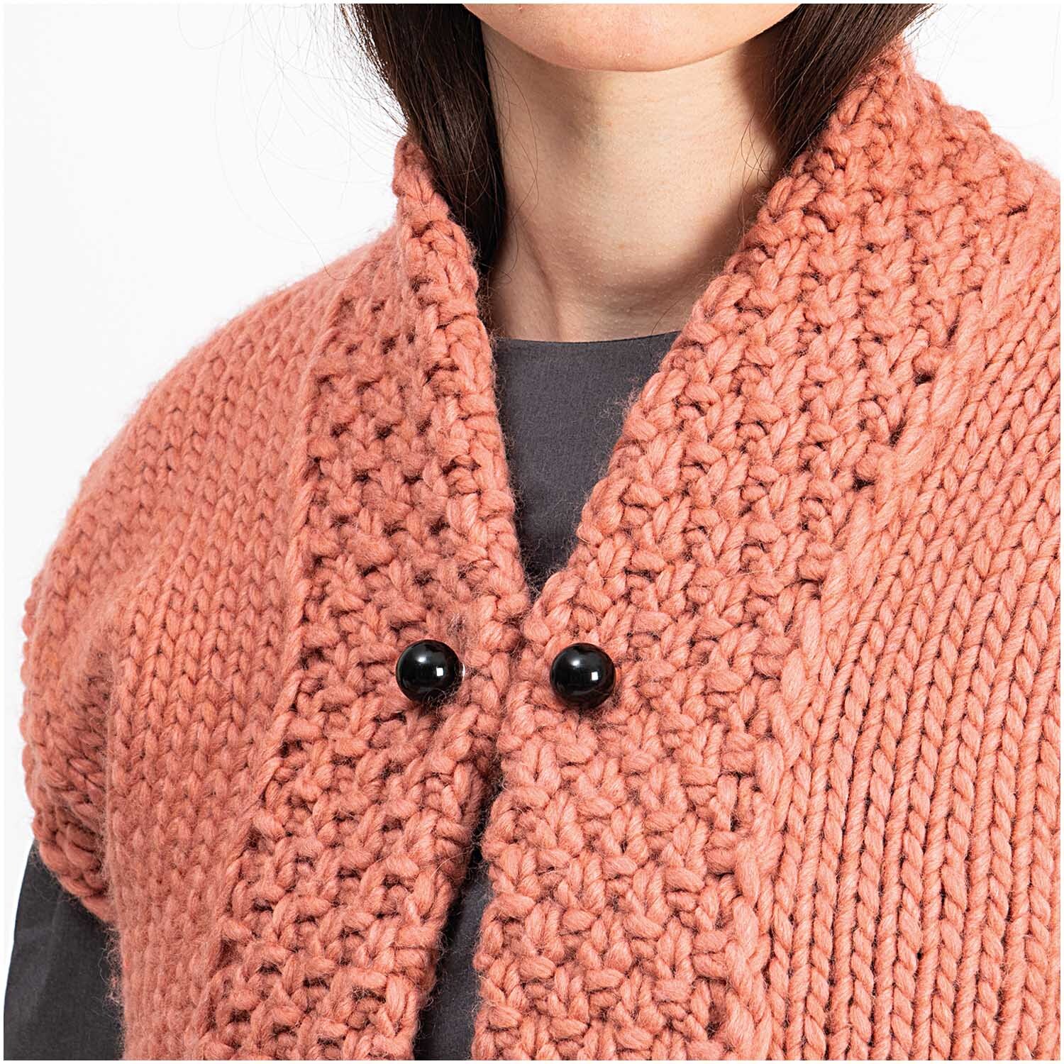 Zwei-Perlen-Pin 65mm 1 Stück von Rico Design an einem grob gestrickten, rosafarbenen Schal befestigt.