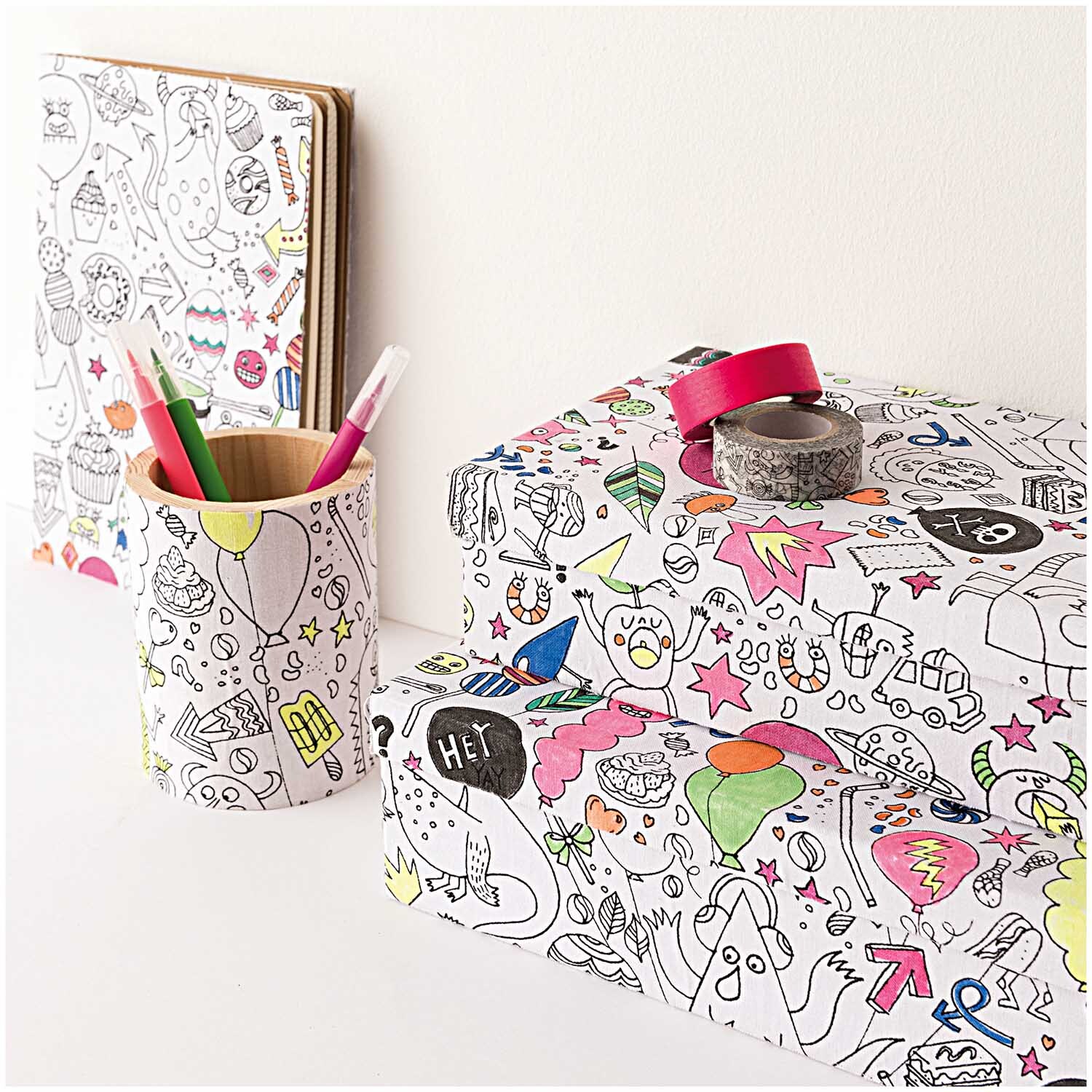 Paper Poetry Tape Set zum Ausmalen mit verspielten Motiven auf Boxen und Stifthalter, ideal für kreative Projekte.