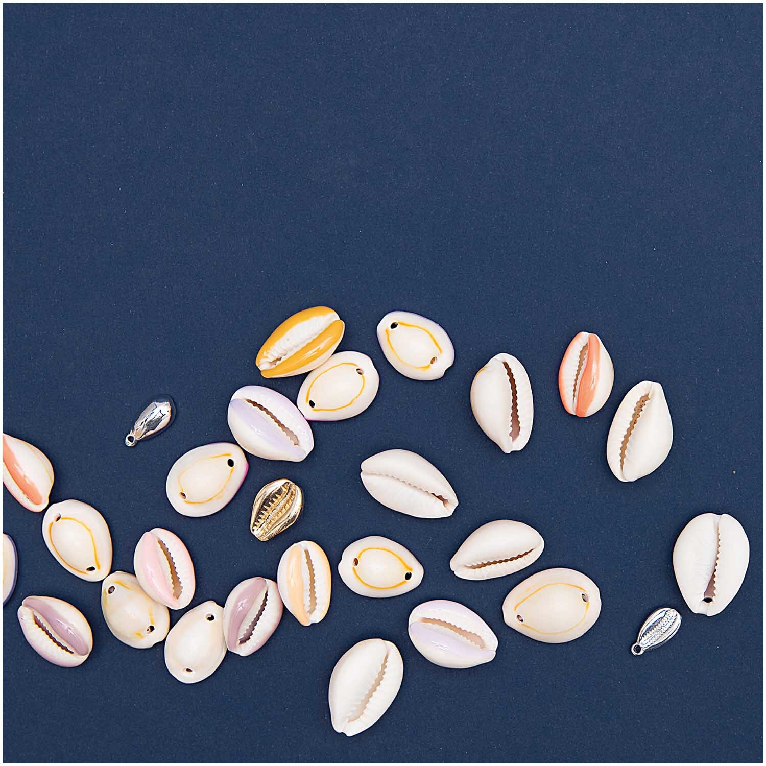 Muscheln mit Bohrung natur 10 Stück auf dunkelblauem Hintergrund, ideal für Schmuckdesigns.