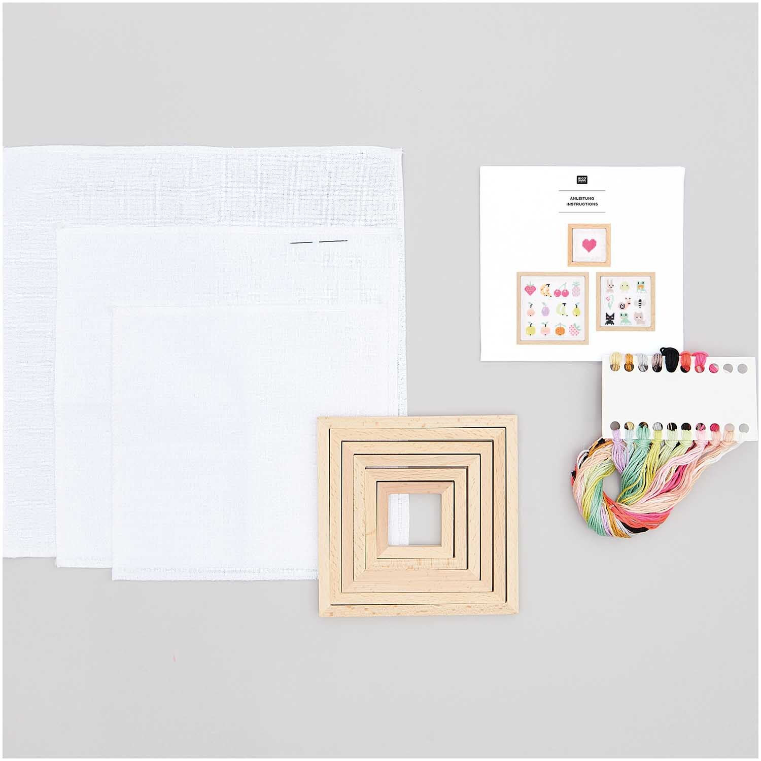 Stickpackung Pixel Art 3er Set von Rico Design mit bunten Garnen, Stoffen und Anleitungen. Ideal für kreative Handarbeiten.