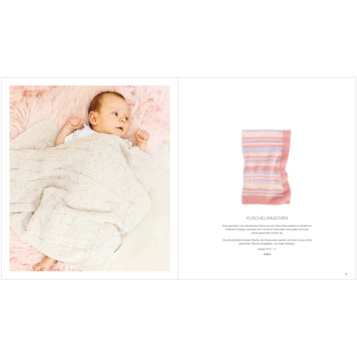 Rico Baby Heft Nr.24 zeigt ein Baby in einer cremefarbenen Decke auf rosa Fell und ein gestricktes Kuschelkissen.