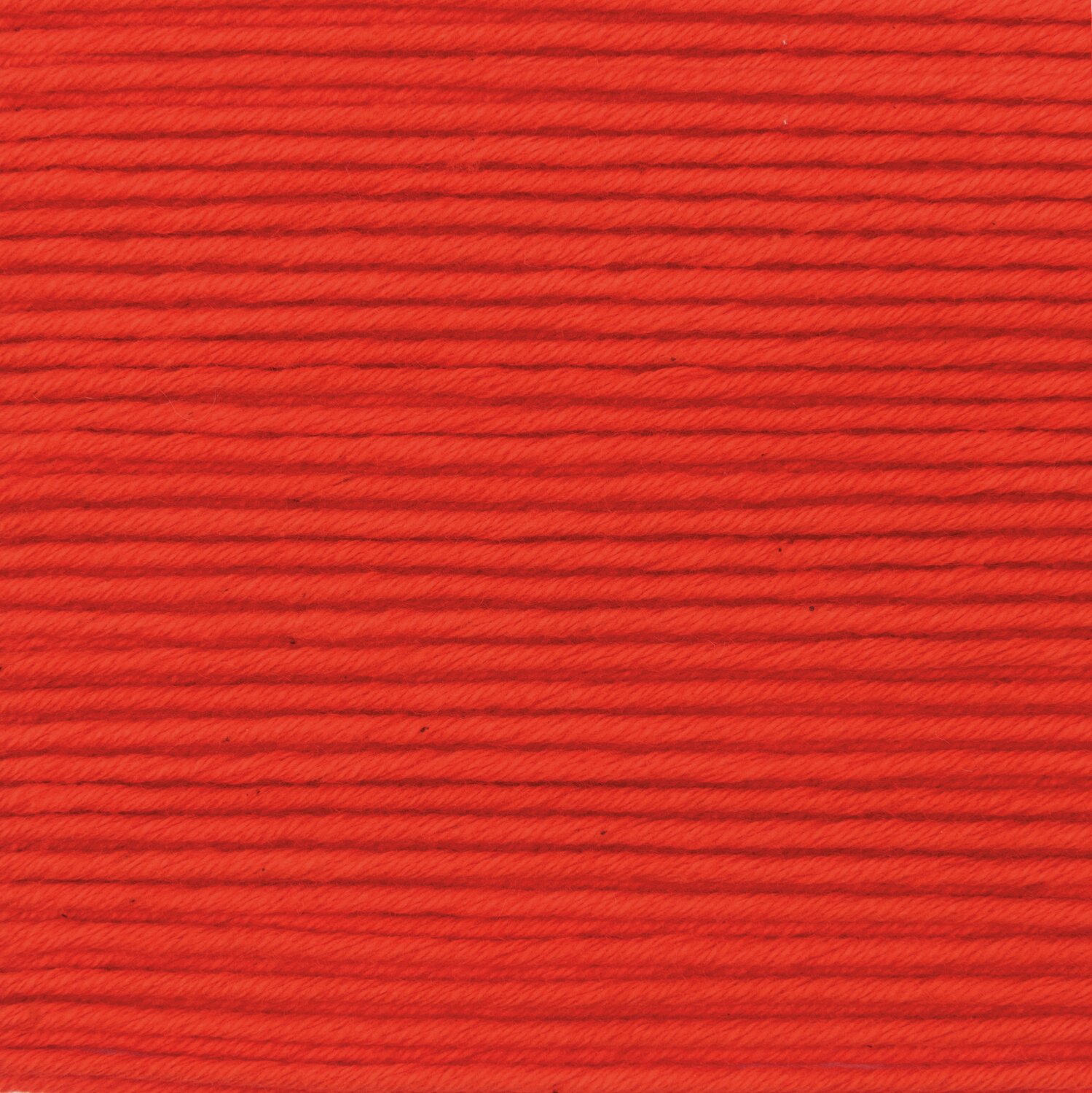 Essentials Organic Cotton aran, 50g 90m. Nahaufnahme von rotem Garn von Rico Design, ideal für Strickprojekte.