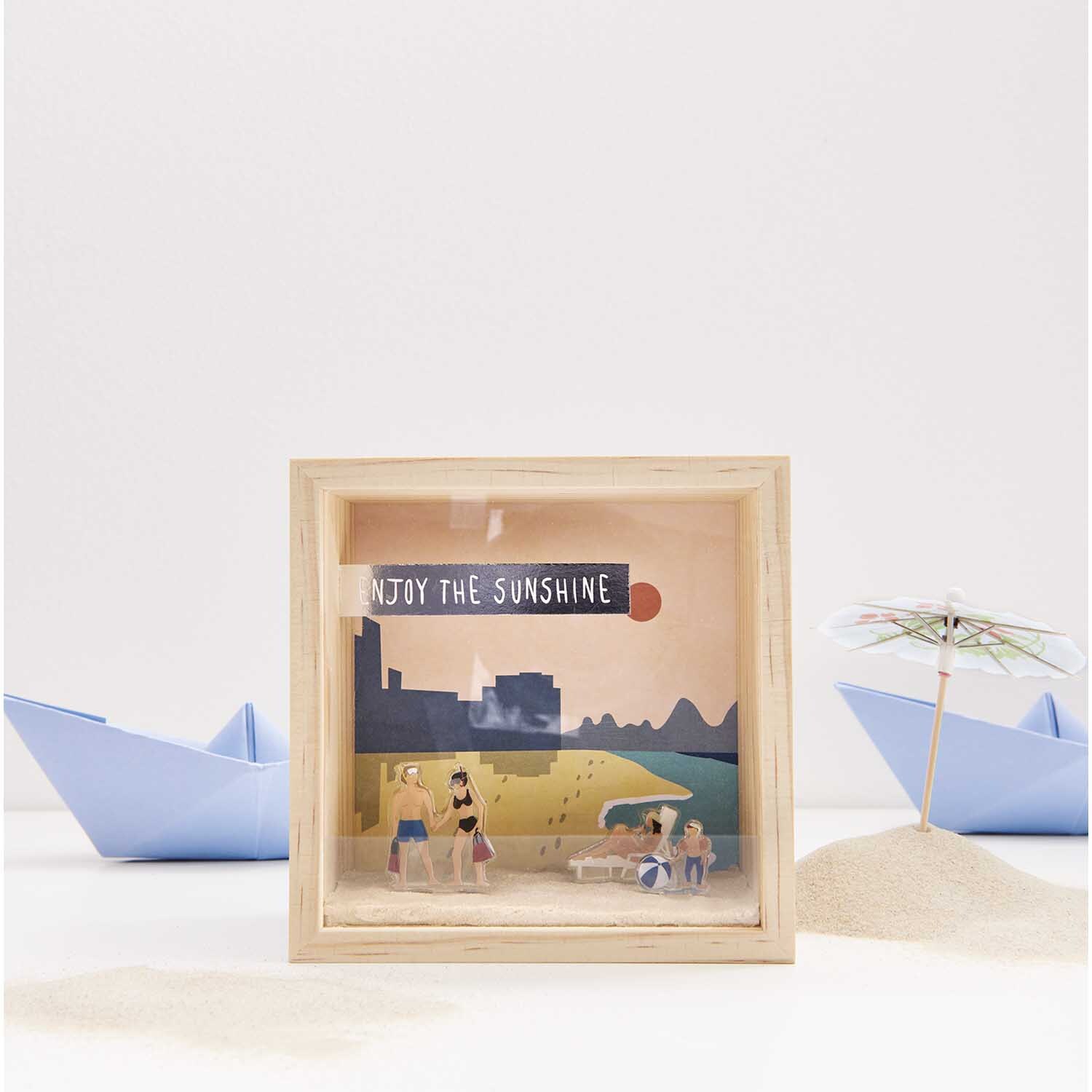 Figurico Gelsticker Wassersport: Sommerliches Strandmotiv in Holzrahmen, umgeben von blauen Papierbooten und Sand.
