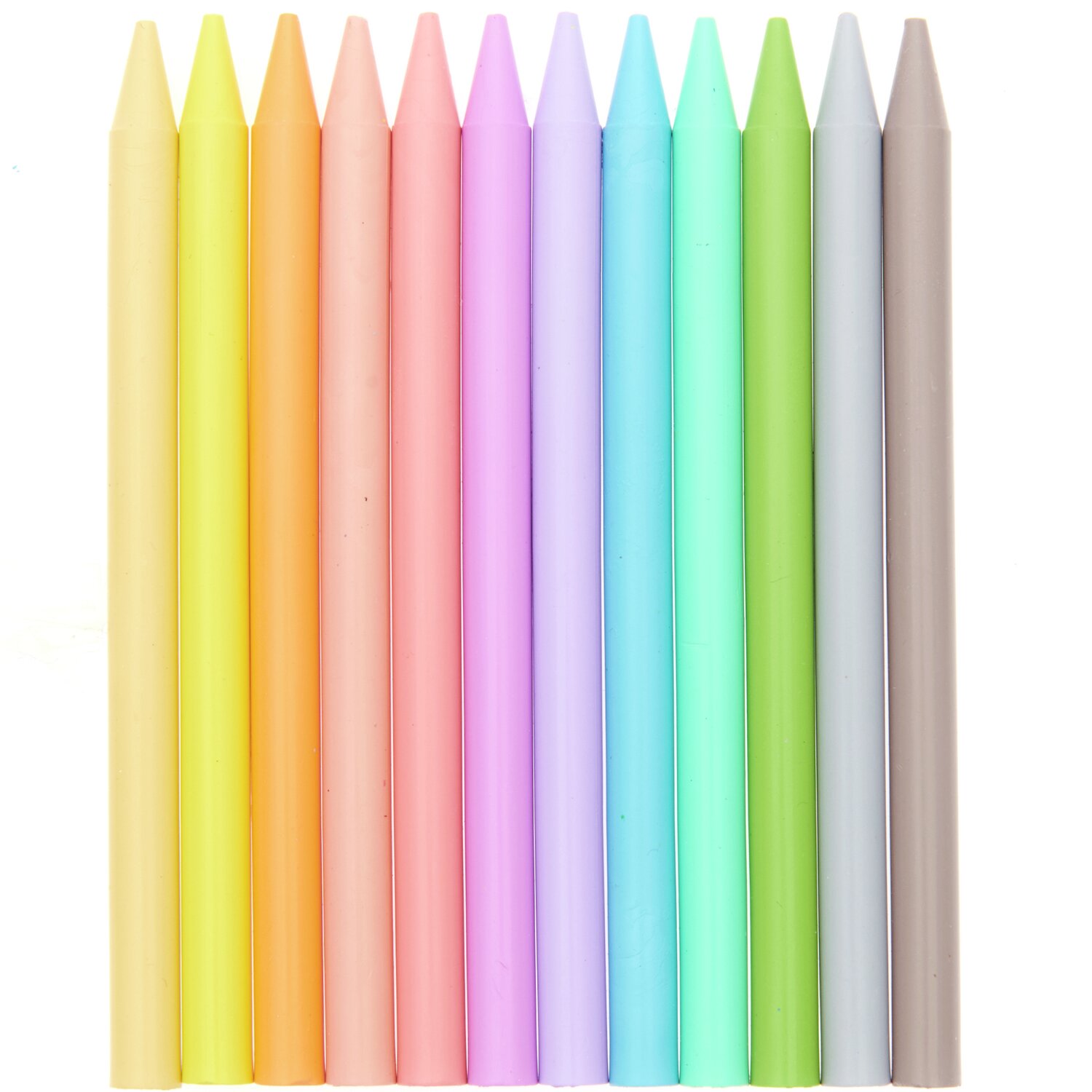 Wachsmalstifte in Pastellfarben, 12 Stück von Rico Design, in einer Reihe angeordnet.