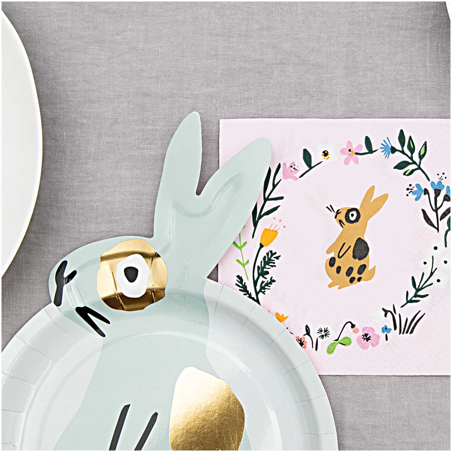 Pappteller Hase mint 23x33cm 12 Stück, dekoriert mit goldenen Akzenten, neben floralem Serviettenmotiv. Ideal für Osterfeiern.