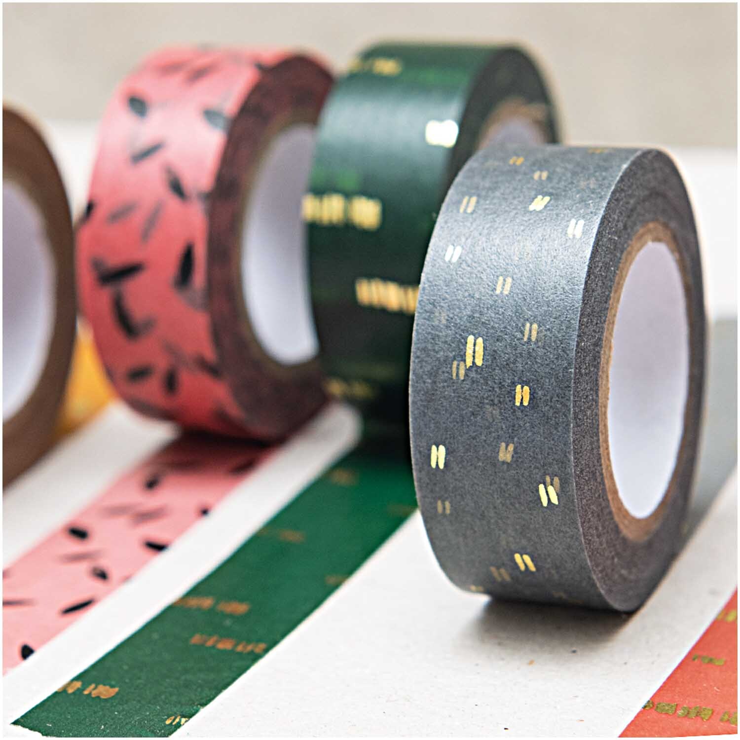 Paper Poetry Tape Struktur grau-gold 1,5cm 10m: Dekoratives Klebeband in Grau mit goldenen Akzenten, ideal für kreative Projekte.