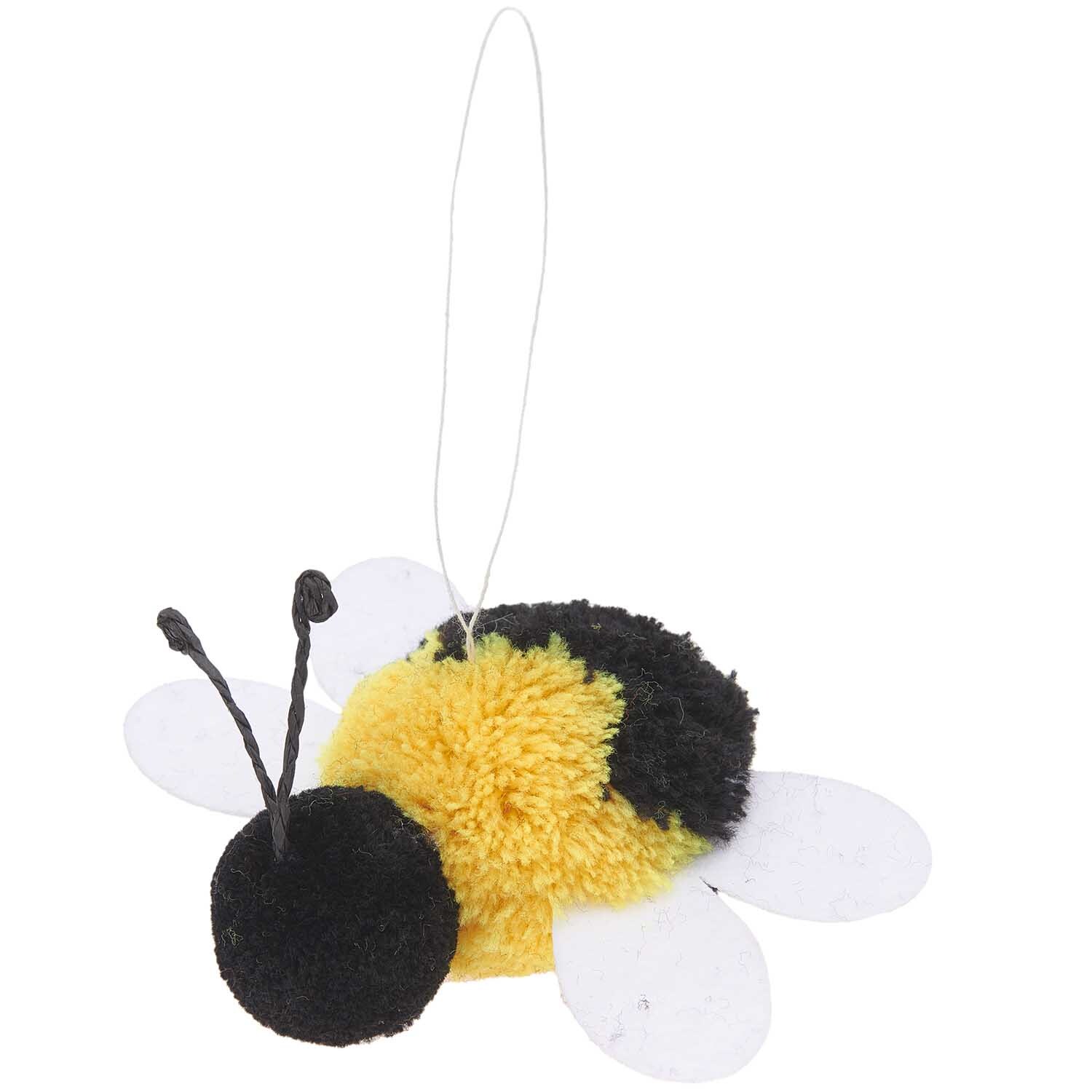 Pompon Biene zum Aufhängen 9x12x5cm von Rico Design. Gelb-schwarze Biene mit weißen Flügeln und Aufhängeschnur.