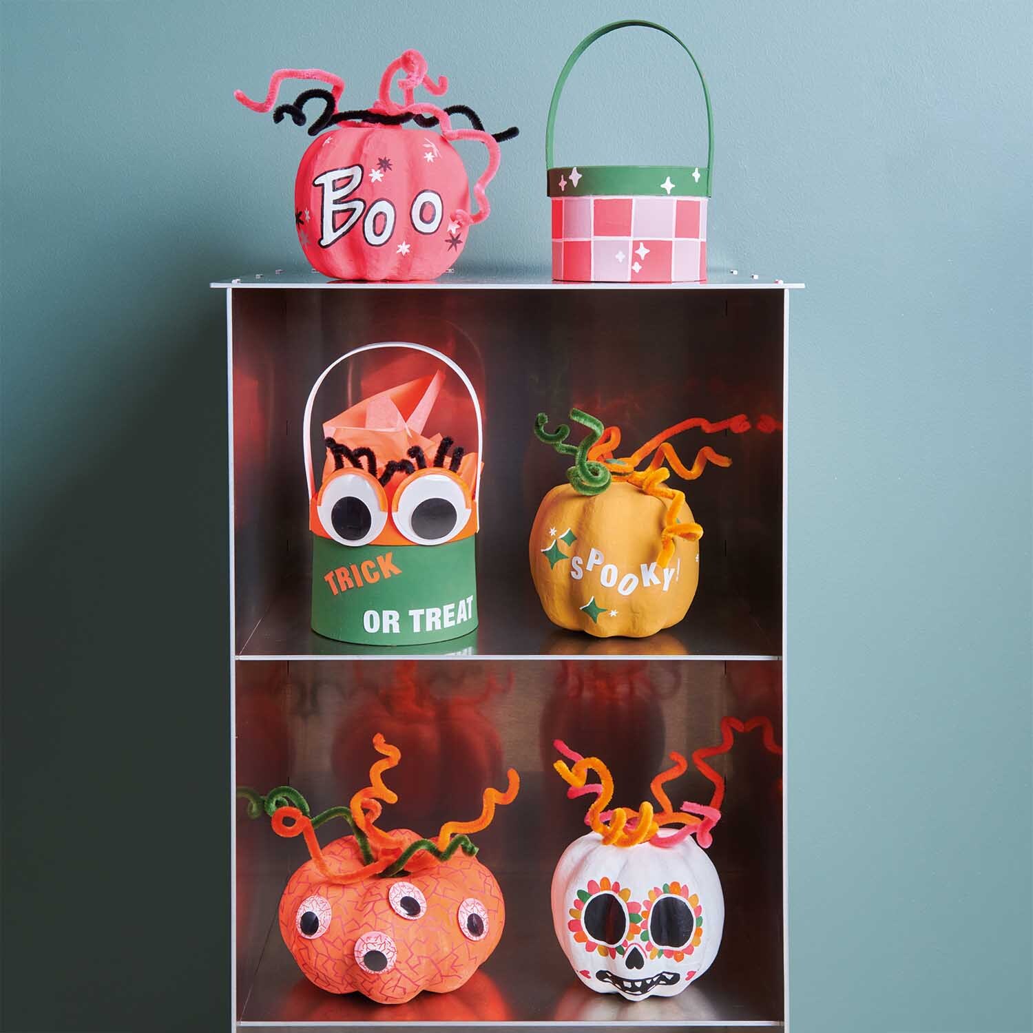 Anleitung Halloween-Kürbisse und -Körbchen: Bunte, dekorative Kürbisse und Körbchen mit lustigen Gesichtern und Schriftzügen.
