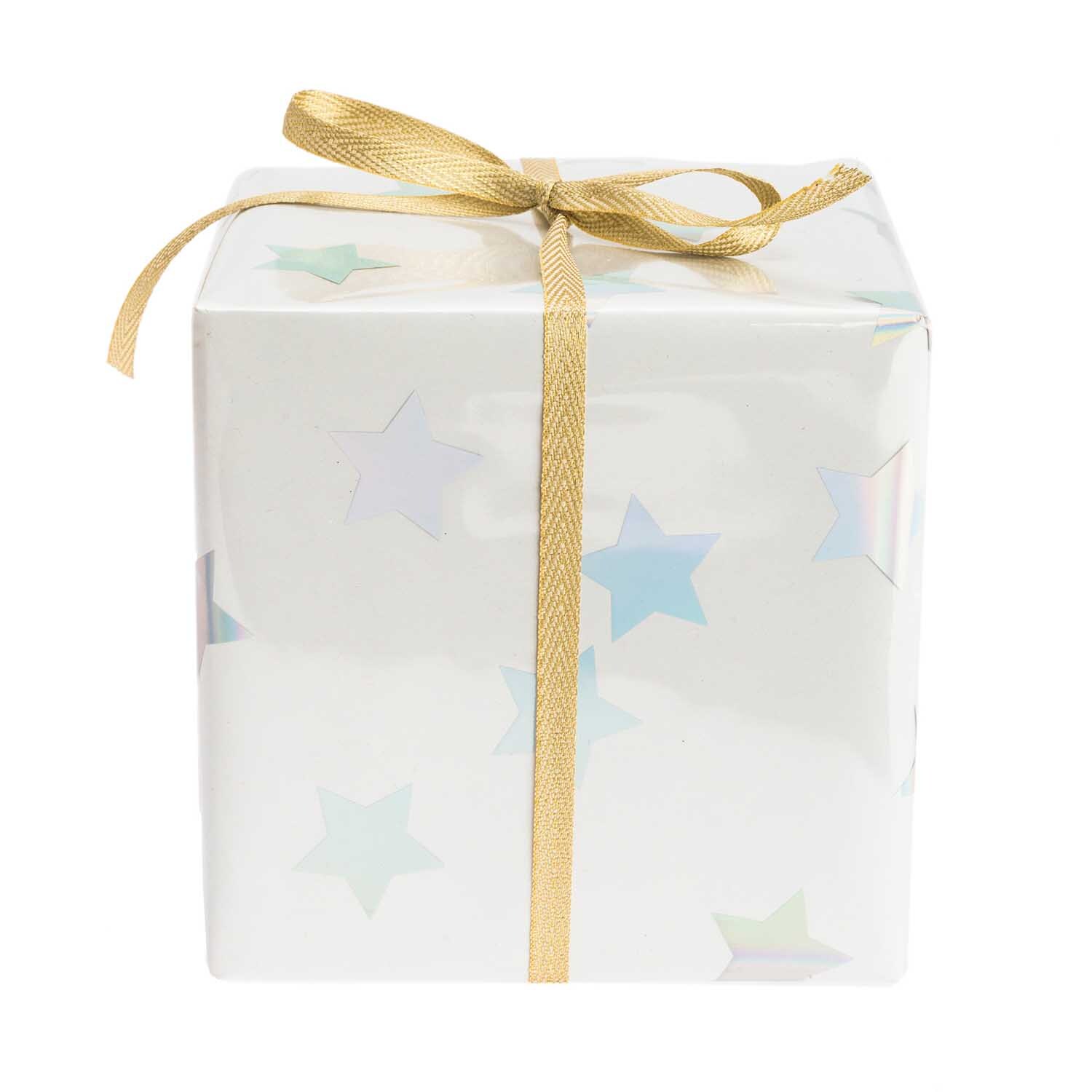 Paper Poetry Geschenkfolie Sterne Hot Foil: Transparentes Geschenkpapier mit silbernen Sternen, dekoriert mit einer goldenen Schleife. Ideal für festliche Anlässe.