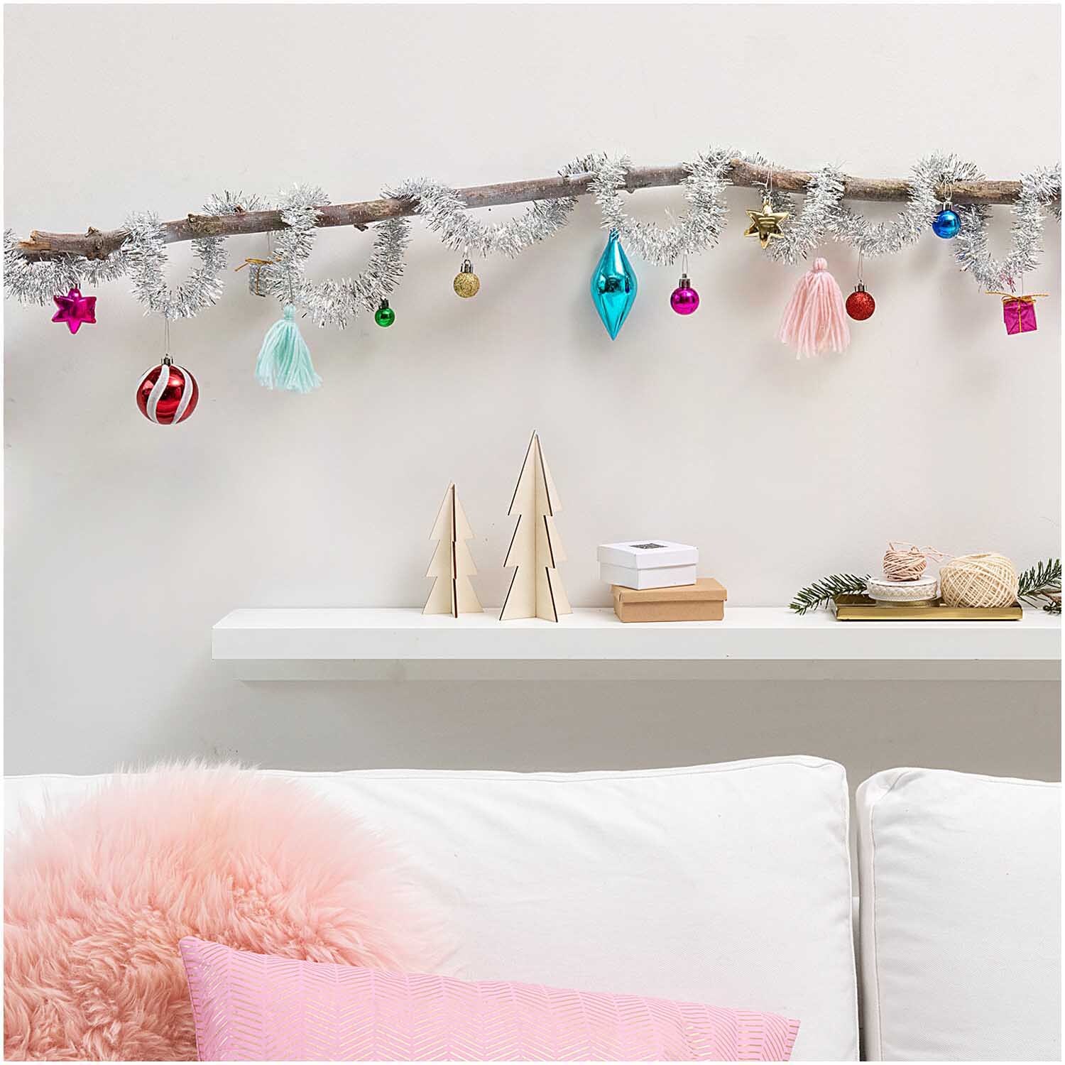 Stecktannen gezackt 2 Stück von Rico Design auf einem Regal, dekoriert mit buntem Weihnachtsschmuck.