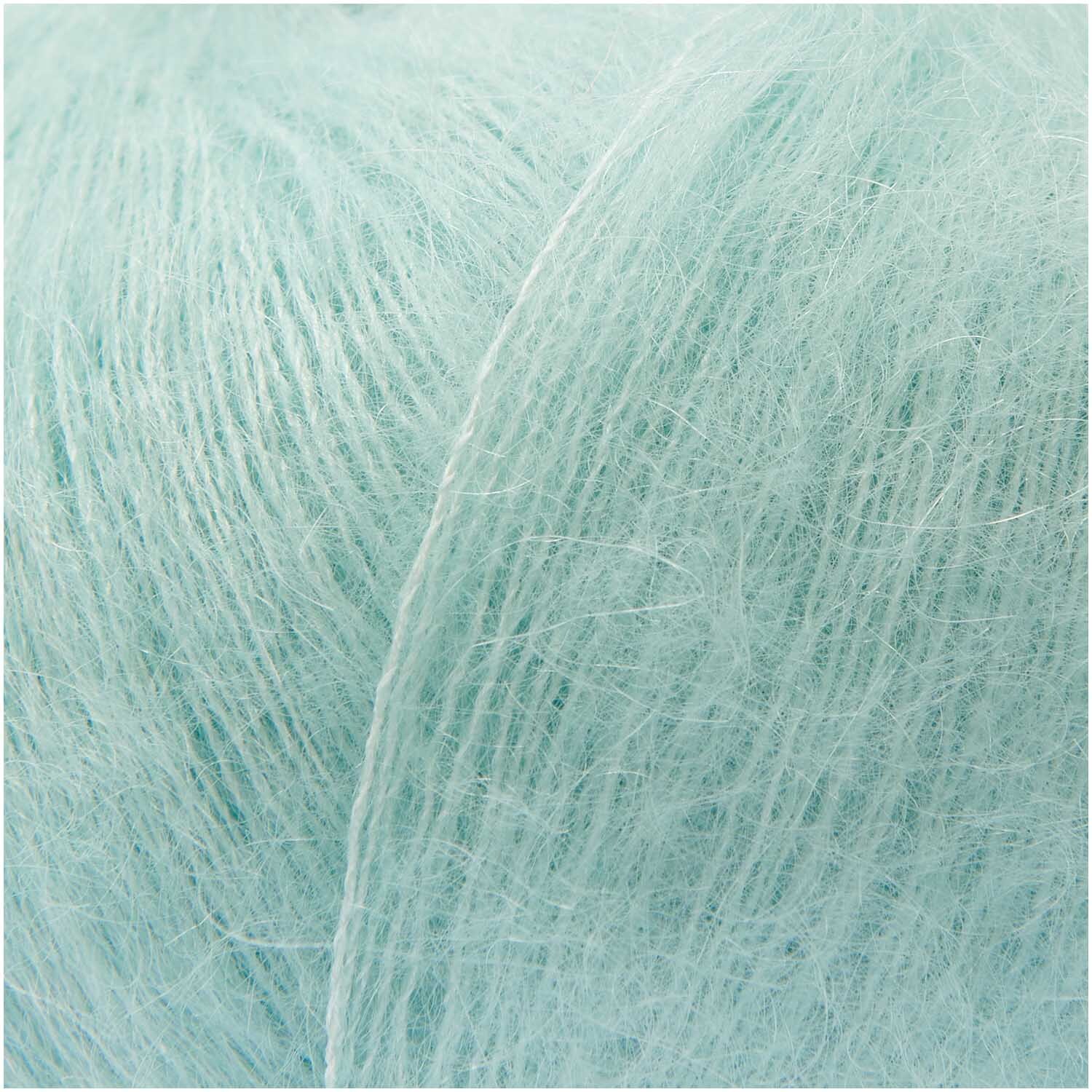 Essentials Super Kid Mohair Loves Silk von Rico Design in Aquamarin zeigt weiches, flauschiges Garn. Ideal für leichte, luxuriöse Strickprojekte.