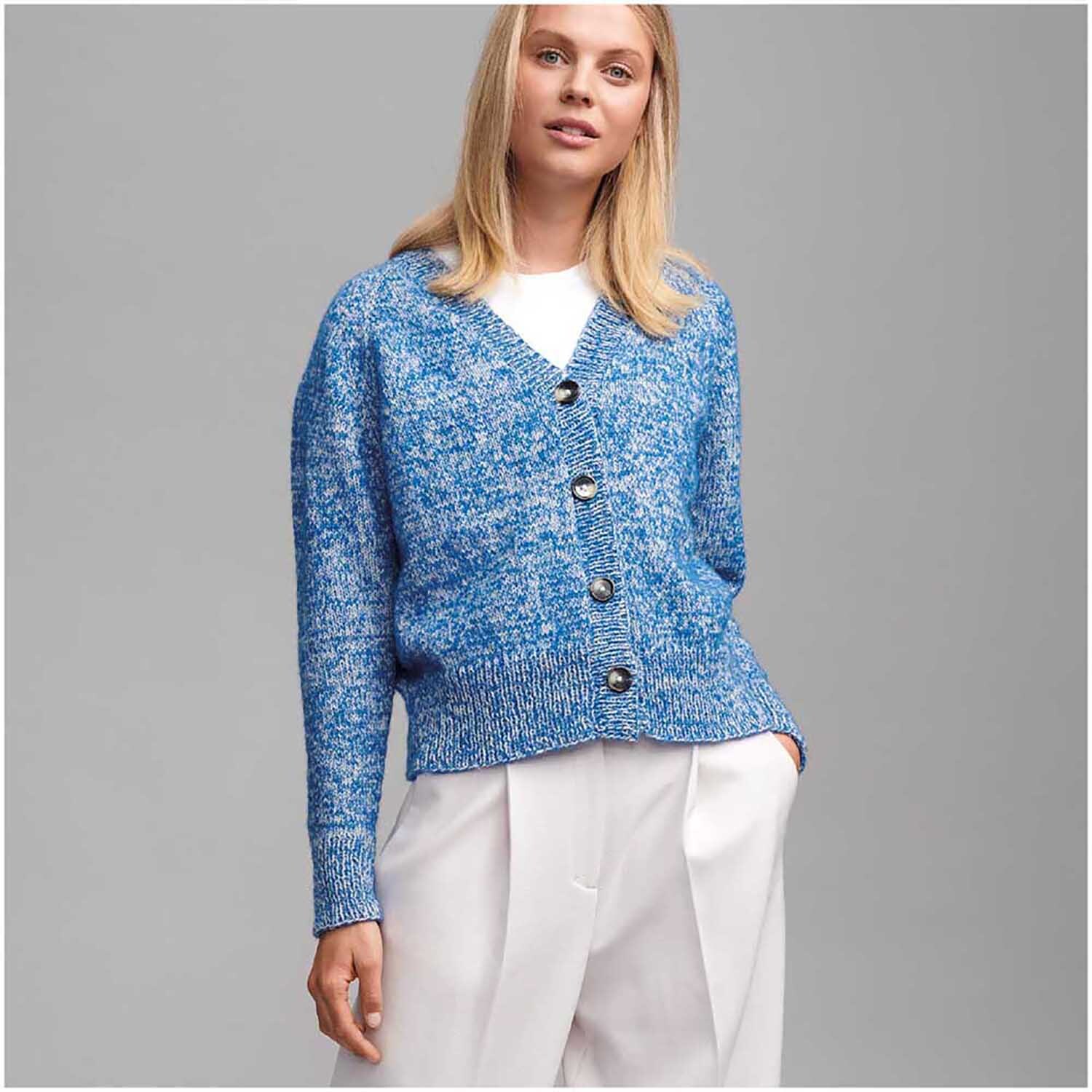 Essentials Baby Alpaca Loves Silk: Frau trägt blauen Strickcardigan von Rico Design, kombiniert mit weißer Hose.