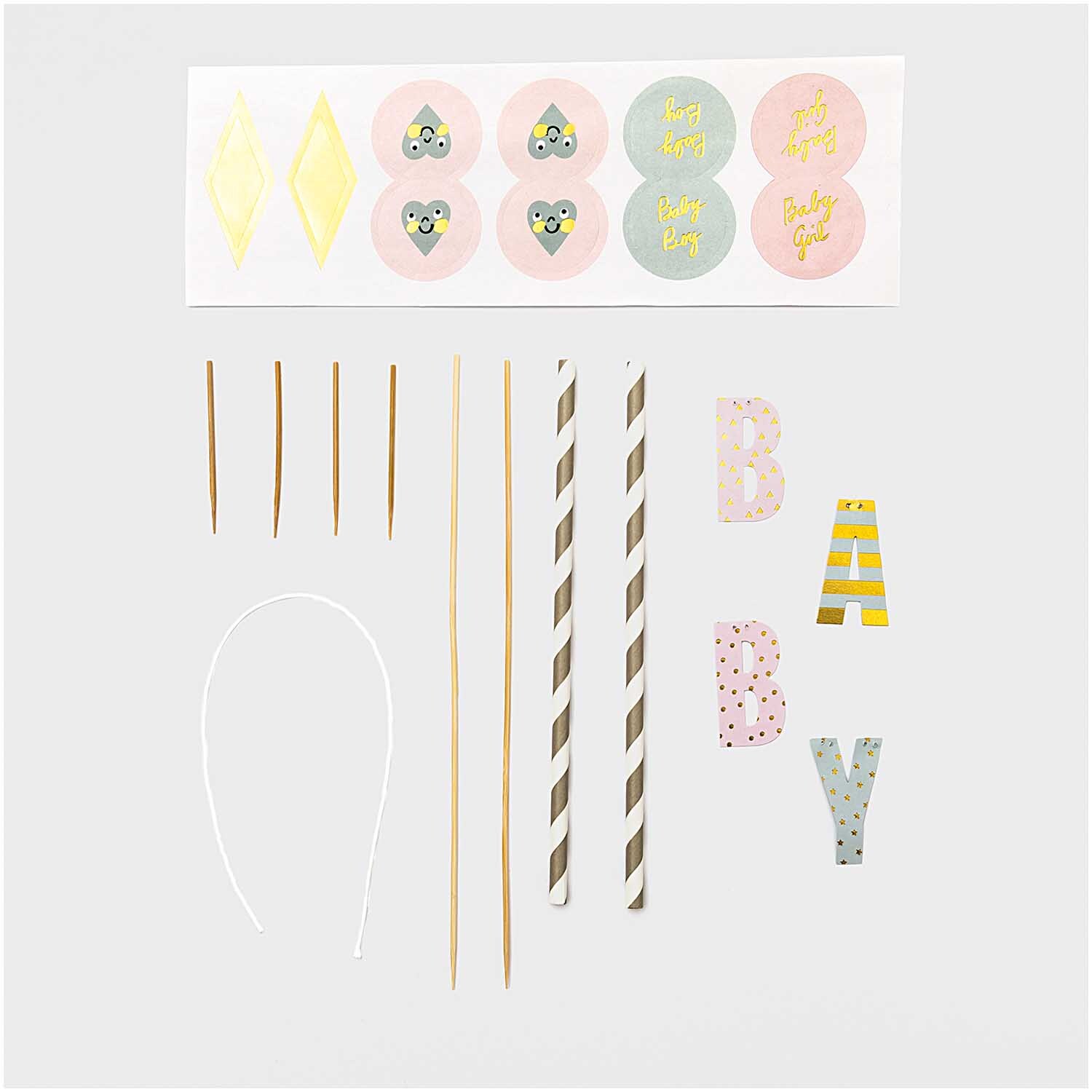 Kuchendekoration Baby von Rico Design mit bunten Strohhalmen, Aufklebern und Buchstaben für eine festliche Babyparty.