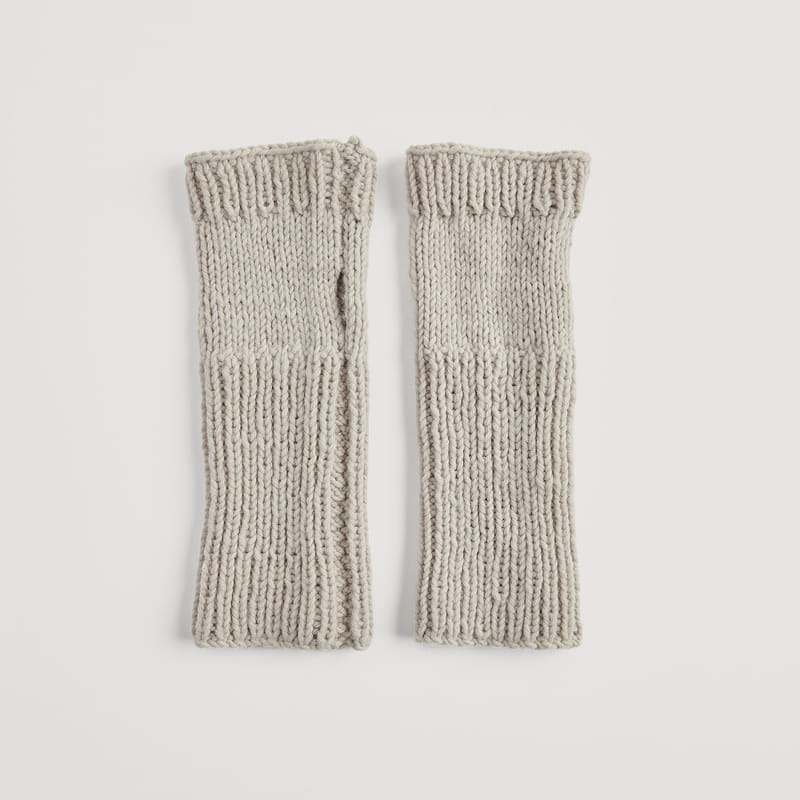 Gestrickte Stulpen in Beige: Modell 02 aus dem Heft Vegan Cashmere