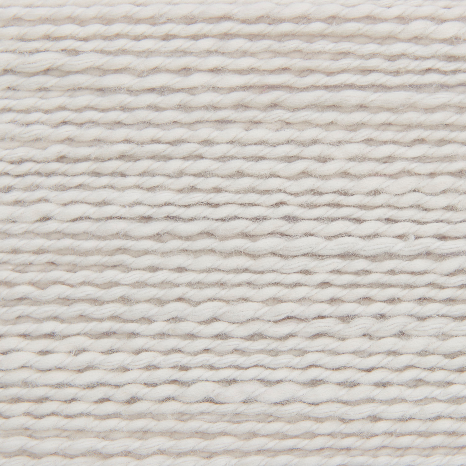 Essentials Super Cotton dk von Rico Design in Naturtönen, 50g Knäuel mit 100m Länge, zeigt feine, gleichmäßige Faserstruktur.