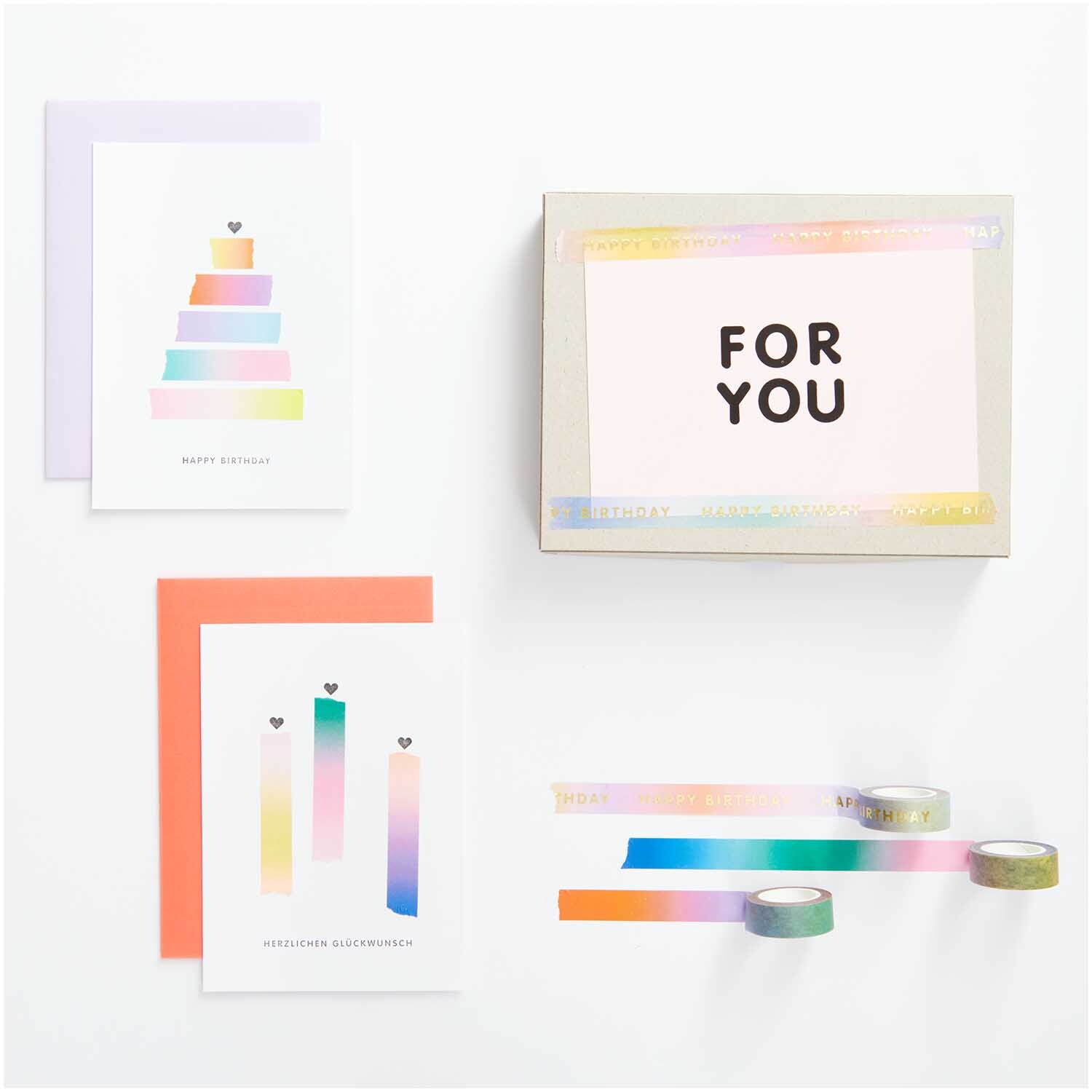 Paper Poetry Tape Regenbogen 15mm 10m von Rico Design, dekoriert Karten und Geschenkboxen in Regenbogenfarben. Ideal für kreative Bastelprojekte.