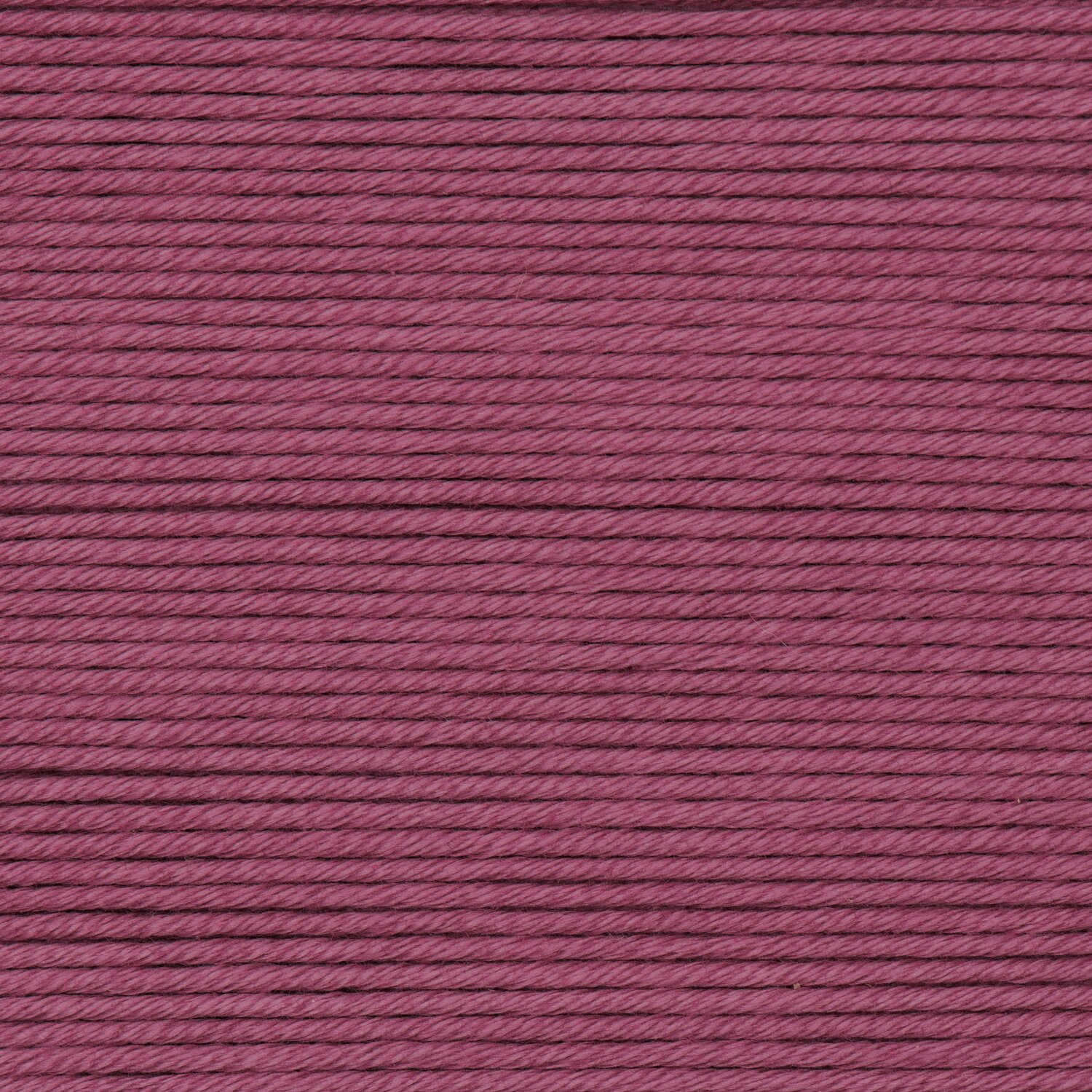 Wickelkarte des Garns Essentials Cotton dk in der Farbe 15 Beere.