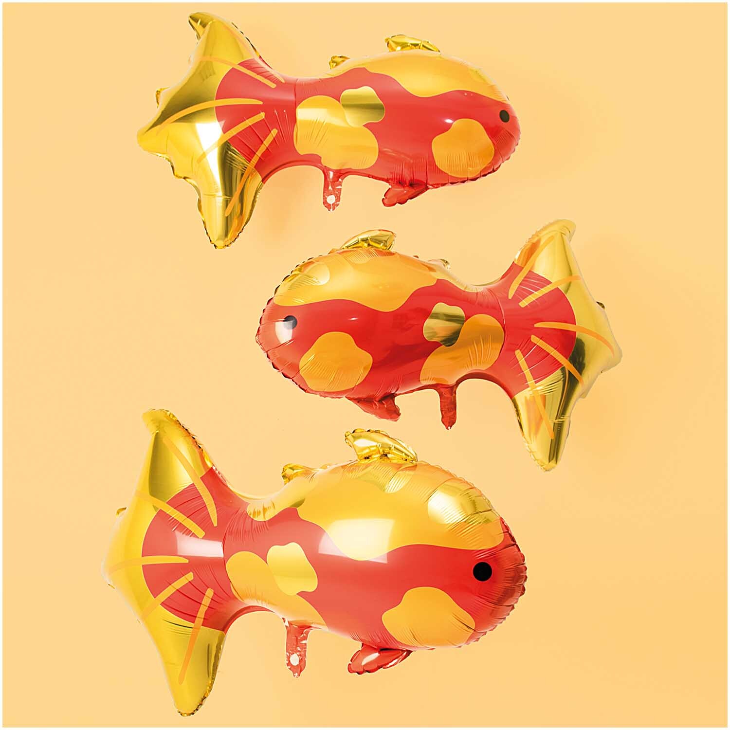 Folienballon Koi gold 85x54,5cm von Rico Design, zeigt drei gold-rote Koi-Fische auf orangefarbenem Hintergrund.