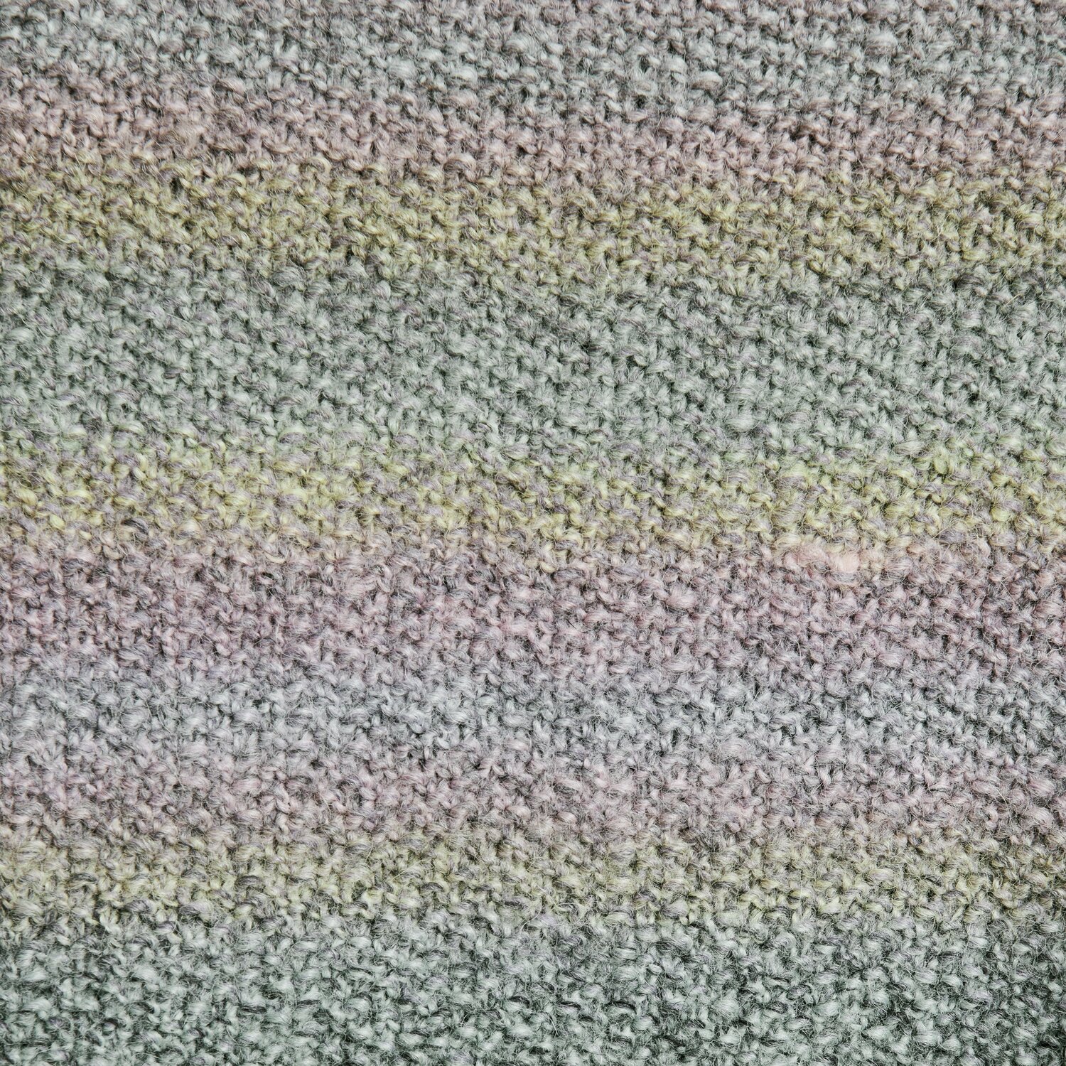 Lovewool No. 21 Herbst-Winter zeigt ein gestricktes Muster in sanften Pastelltönen. Ideal für kreative Strickprojekte.