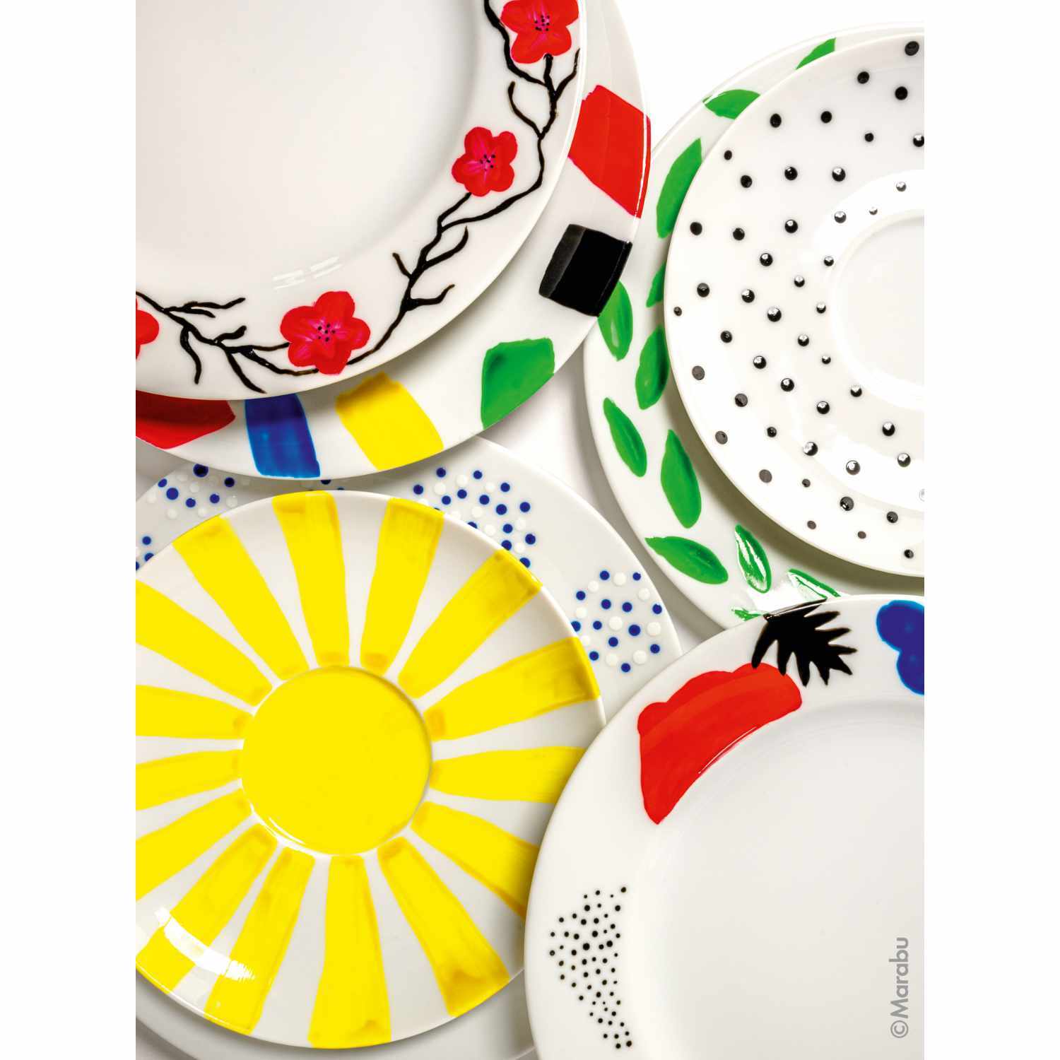 Porcelain & Glass Starterset glossy, 7-teilig, mit bunten, handbemalten Designs auf Tellern von Marabu. Ideal für kreative Tischdekorationen.