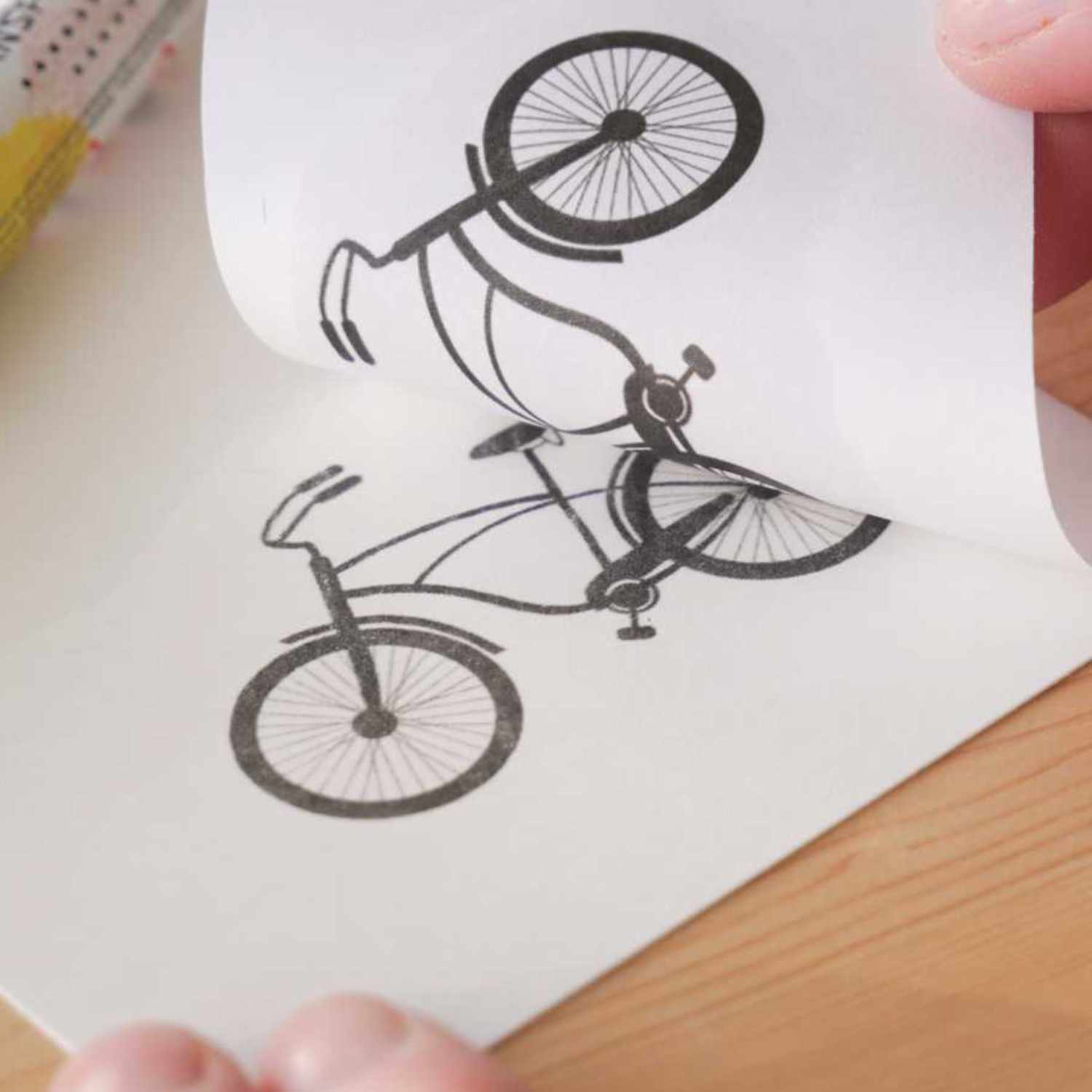 Transfer Marker: Schwarzes Fahrradmotiv wird auf weißem Papier übertragen. Marke: KREUL.
