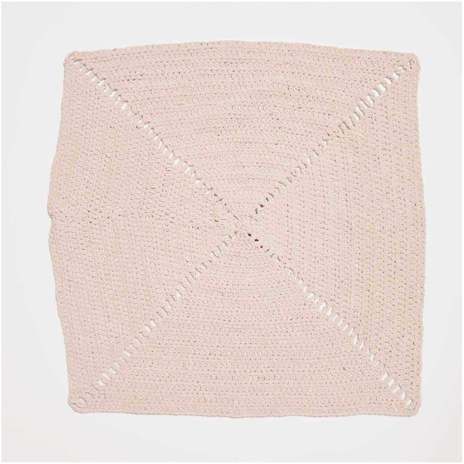 Häkelset Decke Modell 21 aus Baby Chenillove: Quadratische, rosa gehäkelte Decke mit diagonalen Mustern.