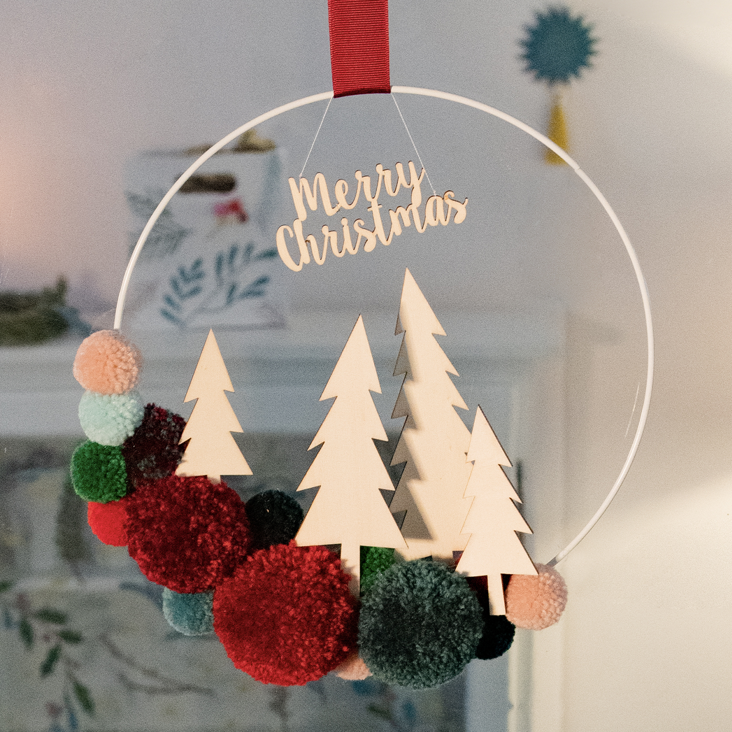 Bastelanleitung weihnachtlicher Pompon-Kranz von Rico Design