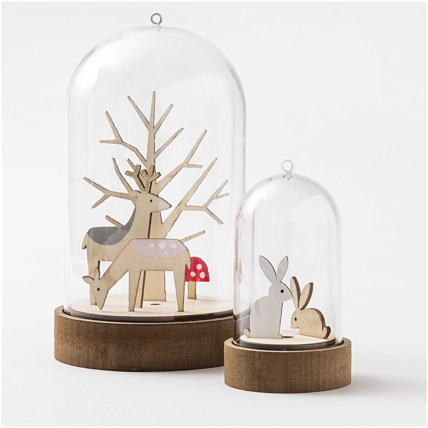 Dekohaube mit Sockel 10x20cm Gr. L zeigt Holzfiguren von Rehen und Hasen unter Glas, Marke Rico Design.