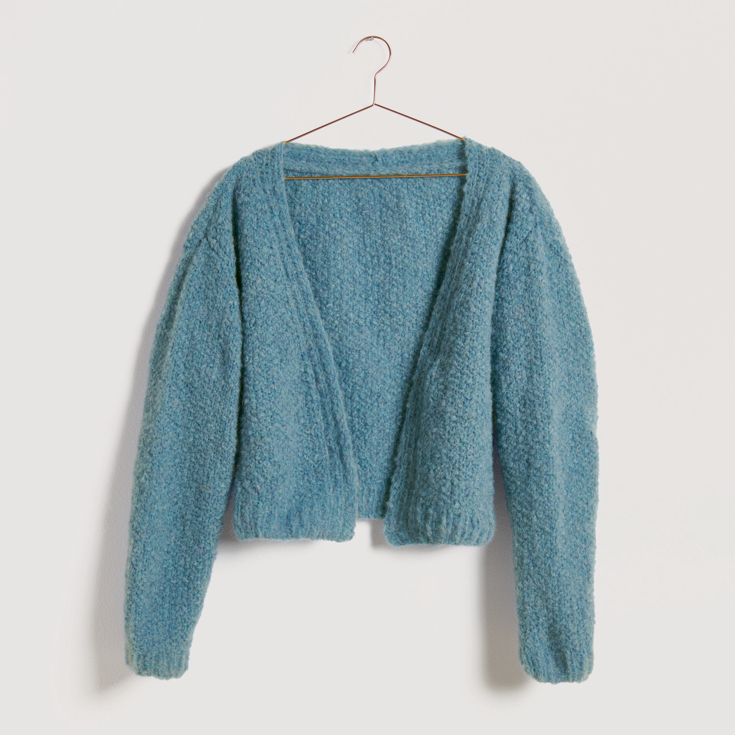 Kimonojacke auf grauem Hintergrund – zum Strickset