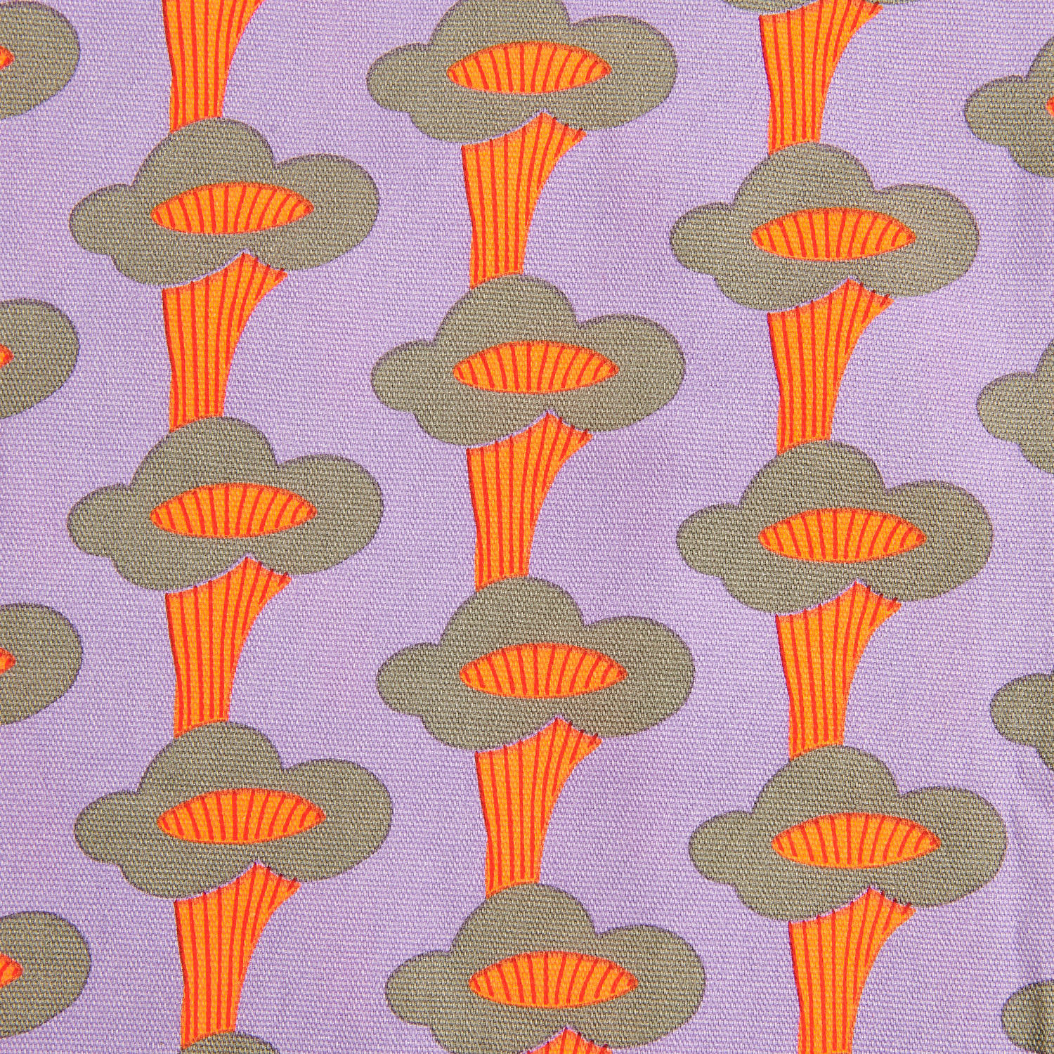 Meterware Canvas Pfifferlinge Neon Flieder von Rico Design zeigt ein Muster aus grauen Wolken und orangefarbenen Streifen auf fliederfarbenem Hintergrund.