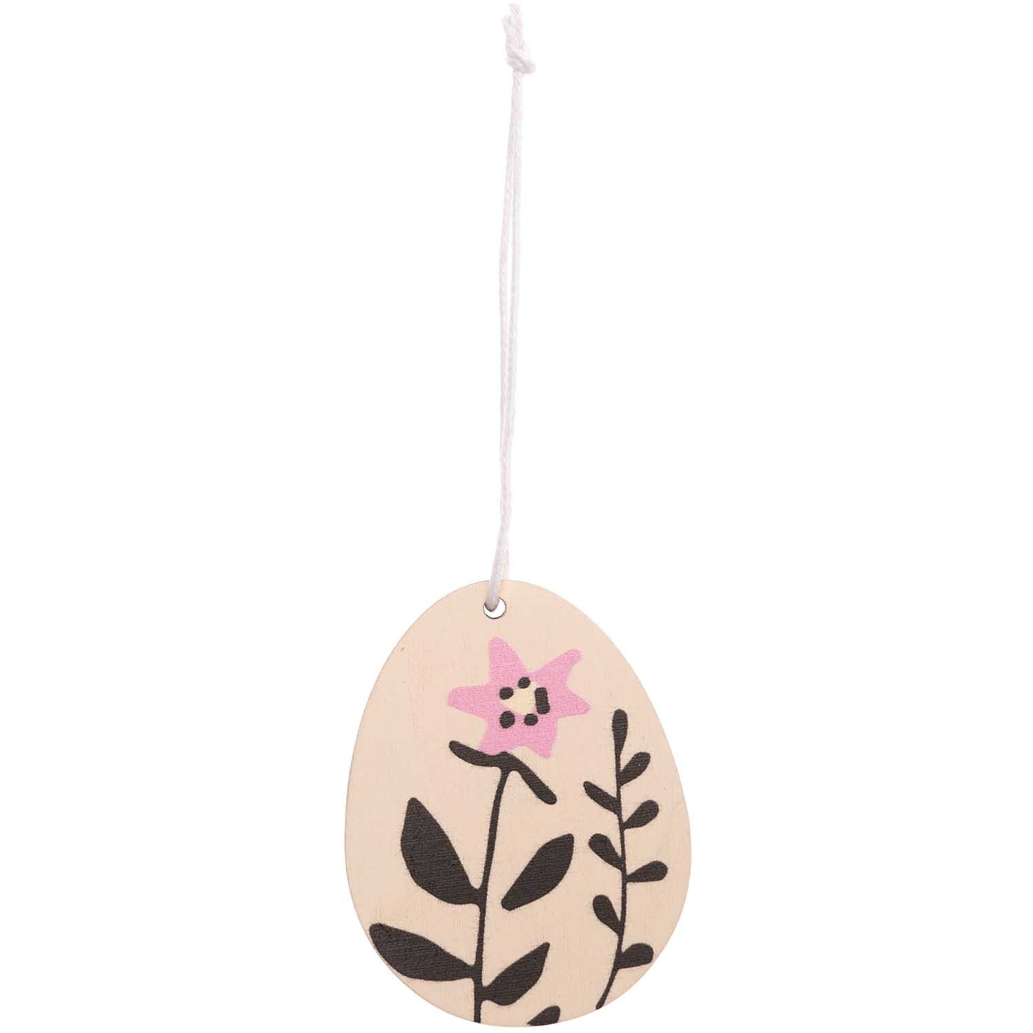 Holzhänger Osterei Blume 4,6cmx6cm von Rico Design zeigt ein florales Muster mit rosa Blume.