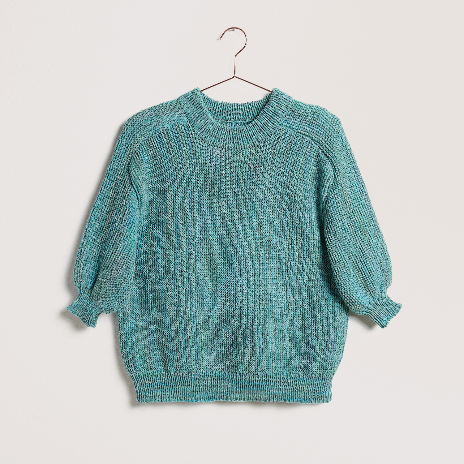 Shirt auf grauem Hintergrund – zum Strickset