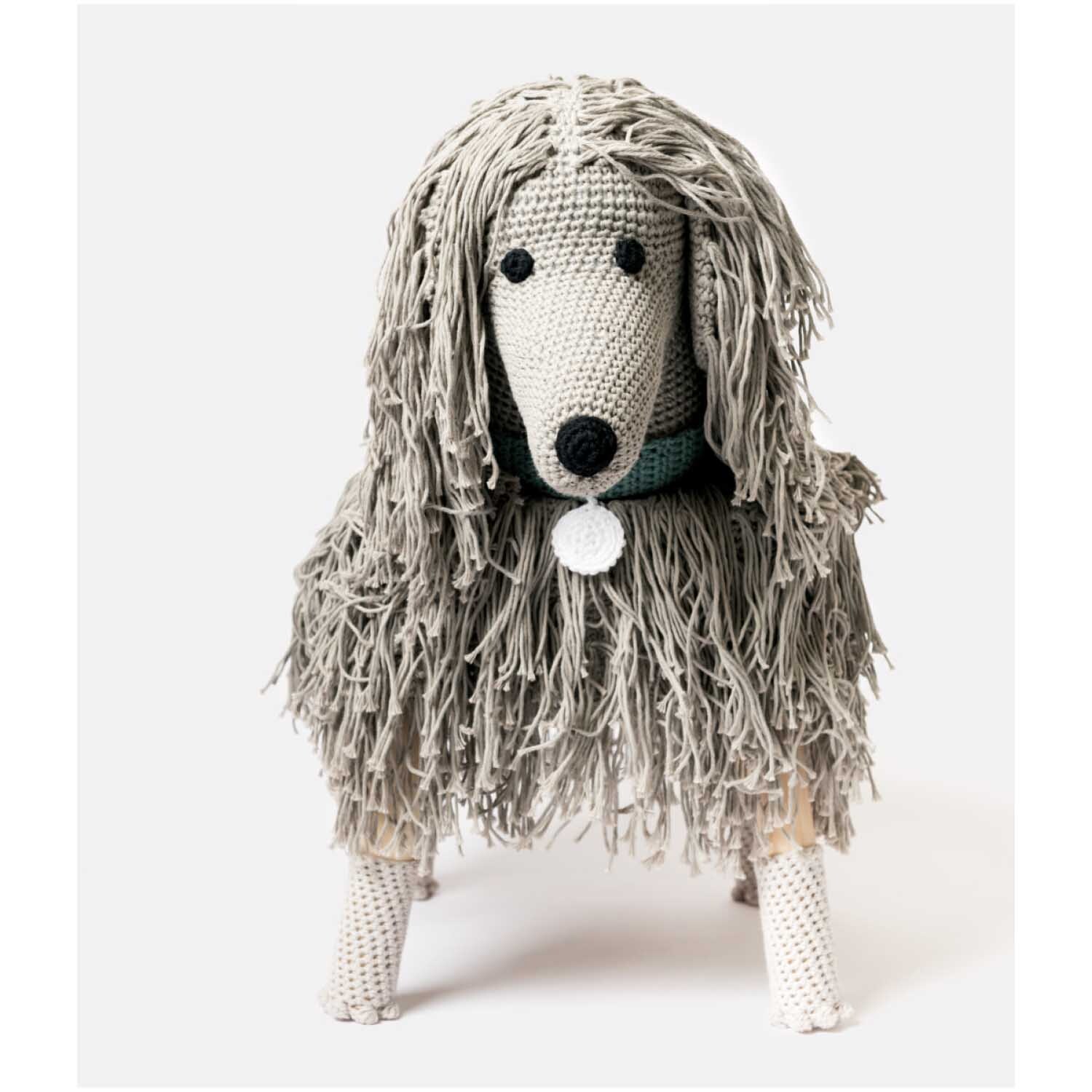 Creative Cotton aran: Gehäkelter Hund mit langem, grauem Fell aus Rico Design Garn, 50g 85m.