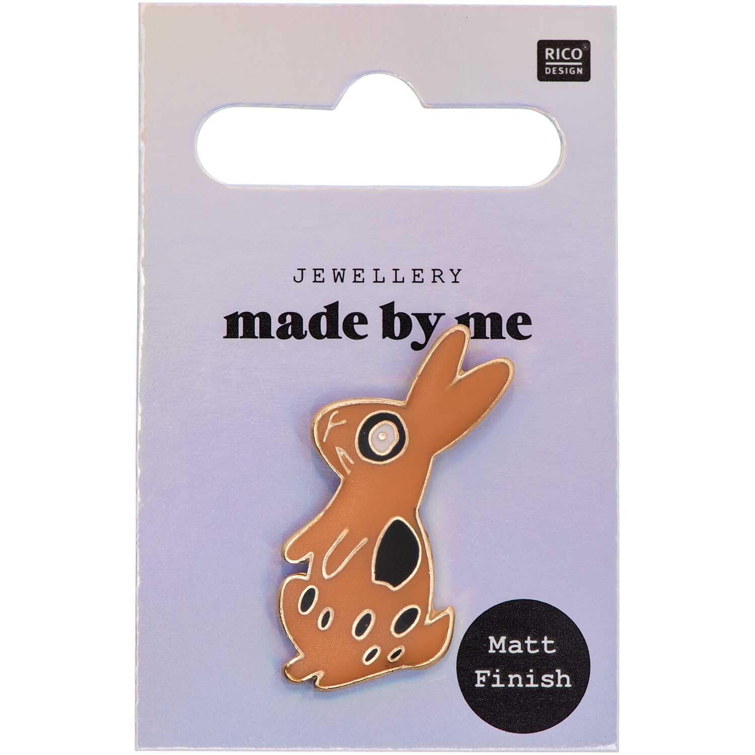 Pin Hase 19x36mm: Ein brauner Hasen-Pin von Rico Design auf einer Karte mit "Matt Finish" Aufschrift.